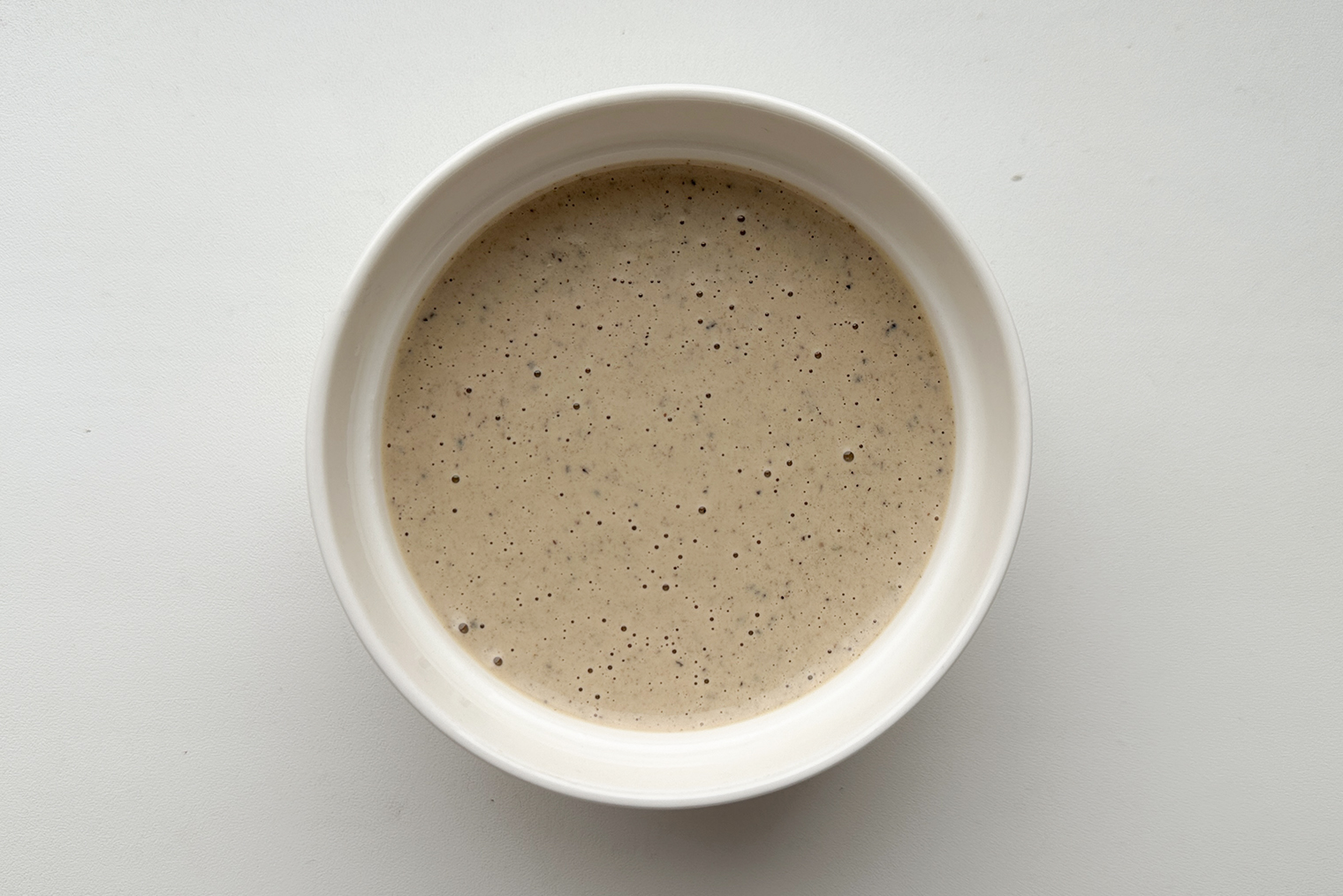 Шаг 6. Если хотите однородный соус, пробейте его погружным блендером и процедите через сито. Готовый соус остудите, переложите в герметичный контейнер и храните до 3 дней в холодильнике или 1—2 месяца в морозилке. Перед подачей разморозьте и прогрейте на сковороде до однородности