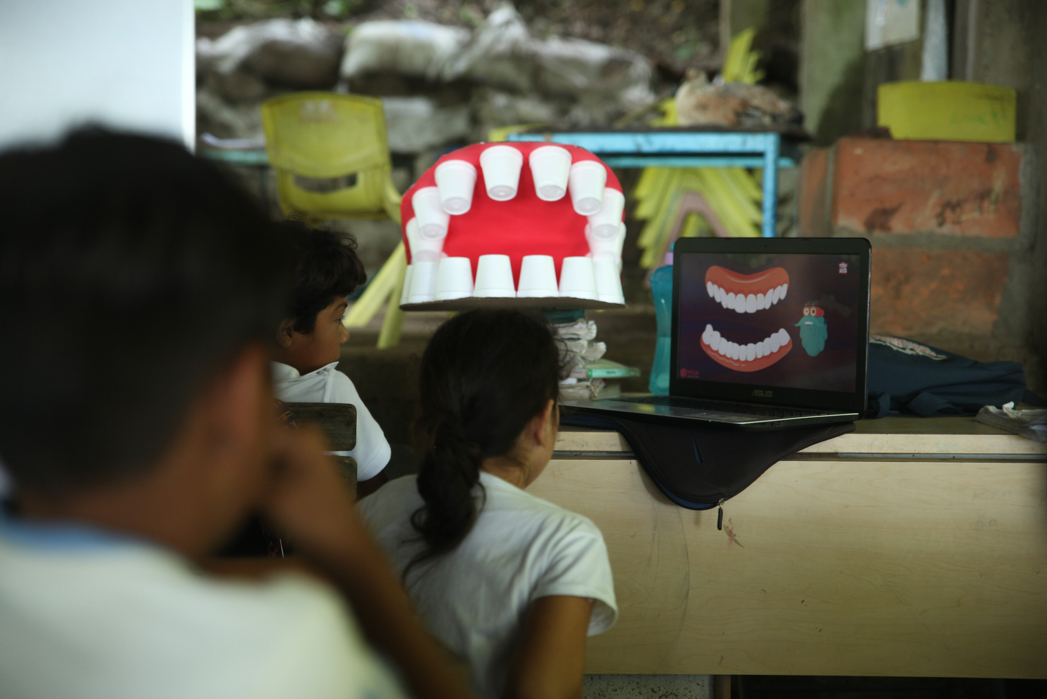 Кроме лечения волонтеры занимались просвещением. На снимке — урок по гигиене зубов для детей