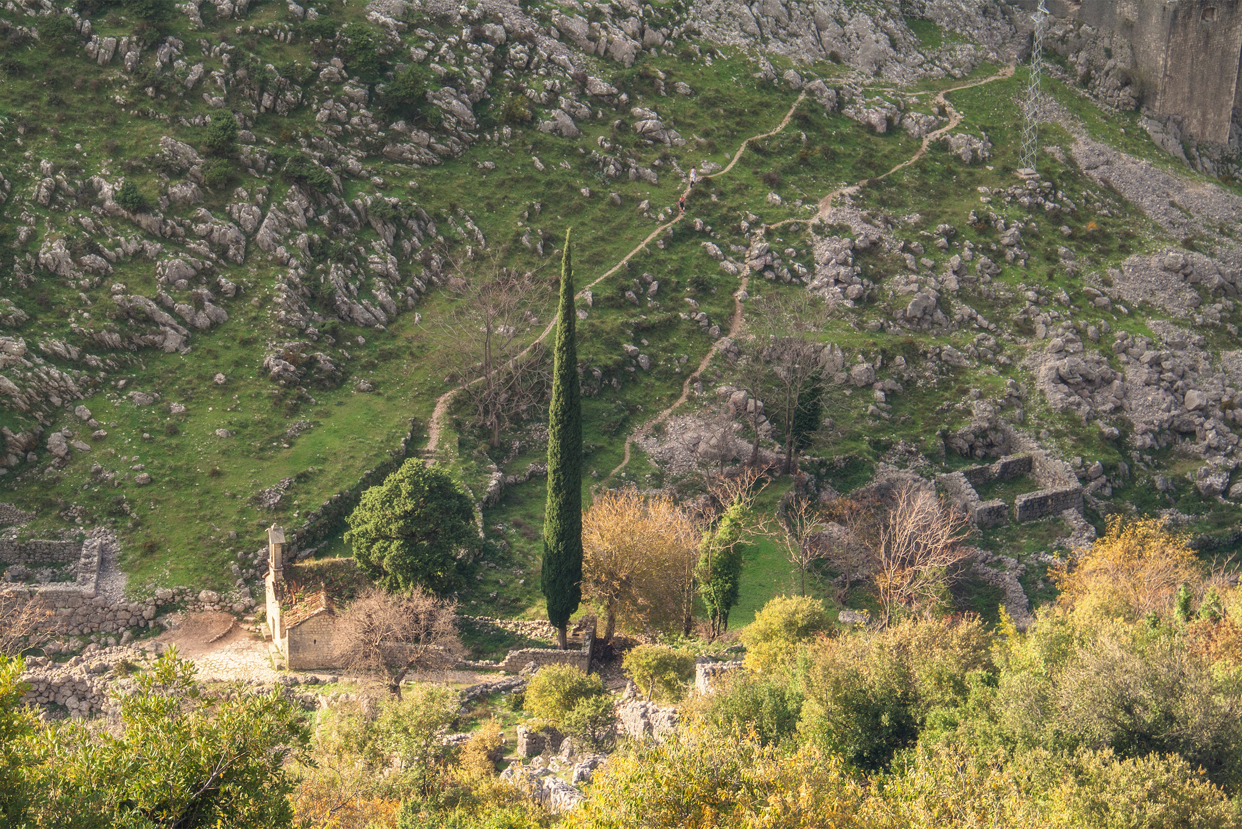 Внизу слева можно разглядеть маленькую церковь Святого Георгия. Она недействующая, но в тот момент я смогла зайти внутрь и полюбопытствовать