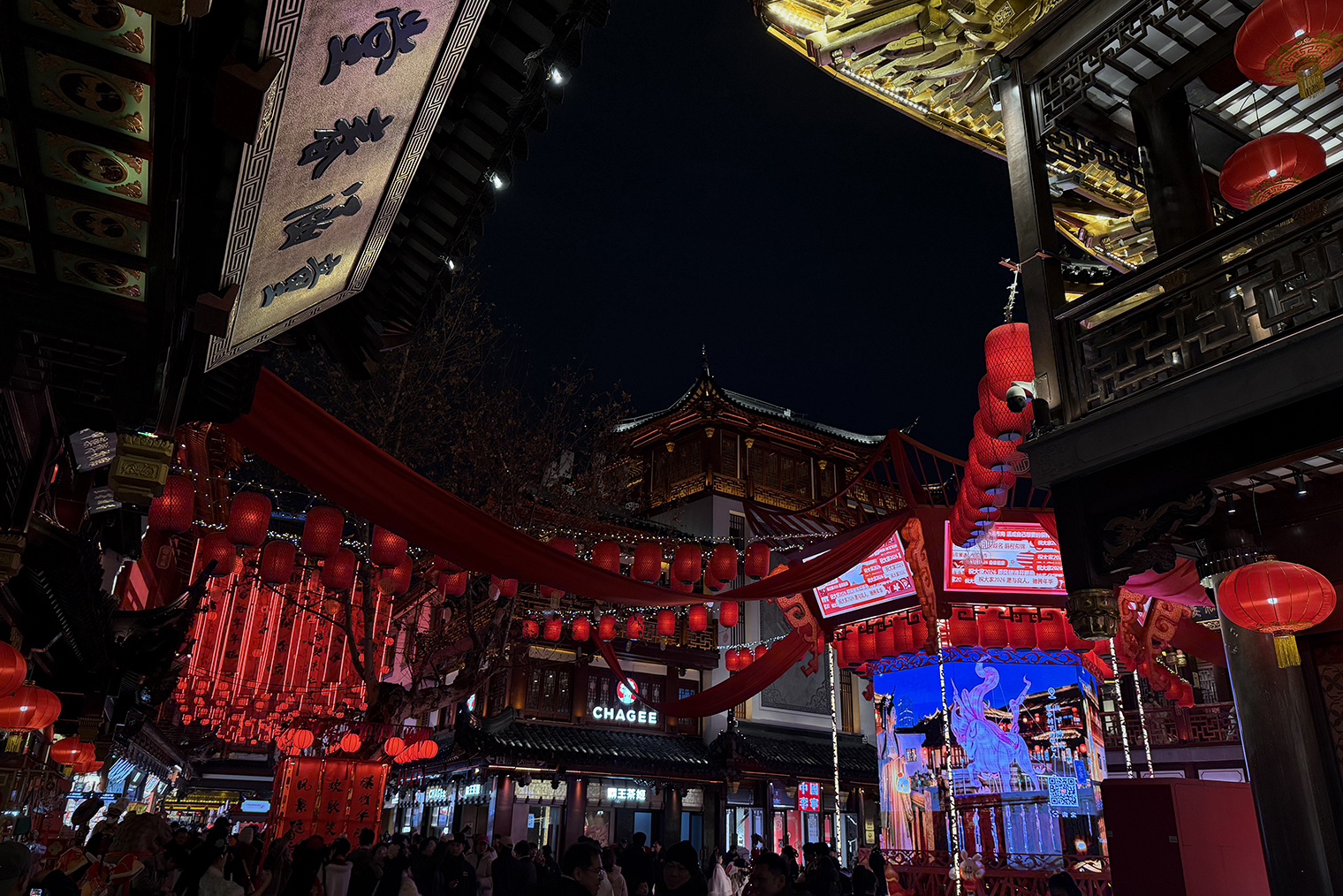 Наньши — старый город Шанхая. Очень атмосферно. На мой взгляд, обязательное к посещению место