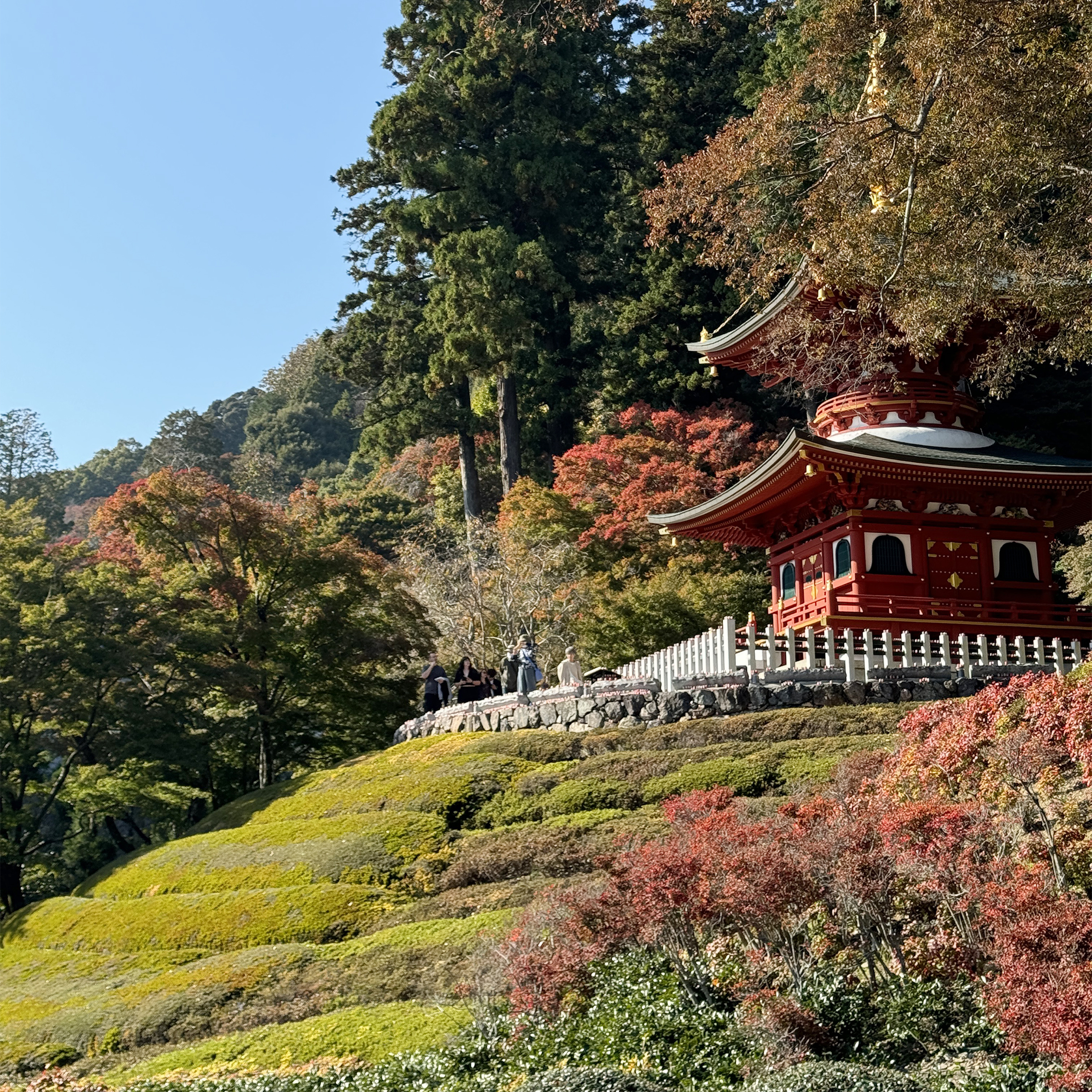 Небольшая пагода в Кацуо-дзи. Если присмотреться, можно заметить, что на каменном бортике стоят ряды маленьких кукол-дарум