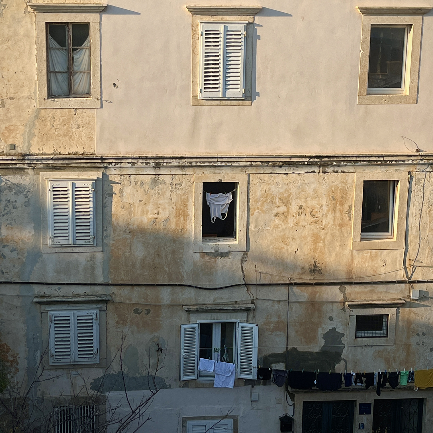 Удивило, что в Старом городе до сих пор живут местные. Поэтому с одной стороны крепости открывался вид на море и острова, а с другой часто можно было увидеть внутренние дворы с развешанным на окнах бельем. На первый взгляд, это создает особую, интимную атмосферу, но отсутствие приватности наверняка доставляет жителям определенный дискомфорт