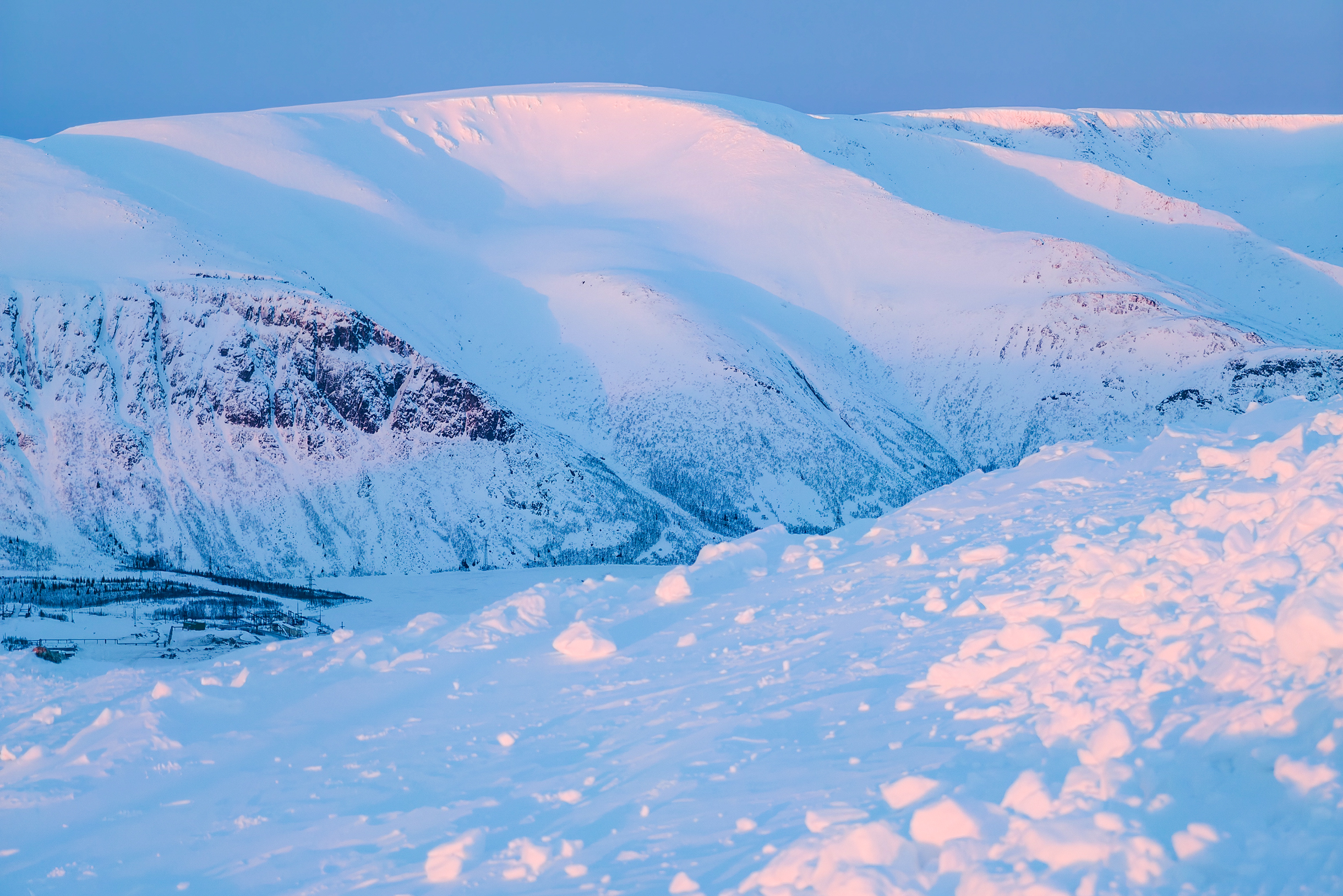 Внизу, в долине, — Кировск. Солнце на него не попадало — светило только по вершинам низких хибинских гор