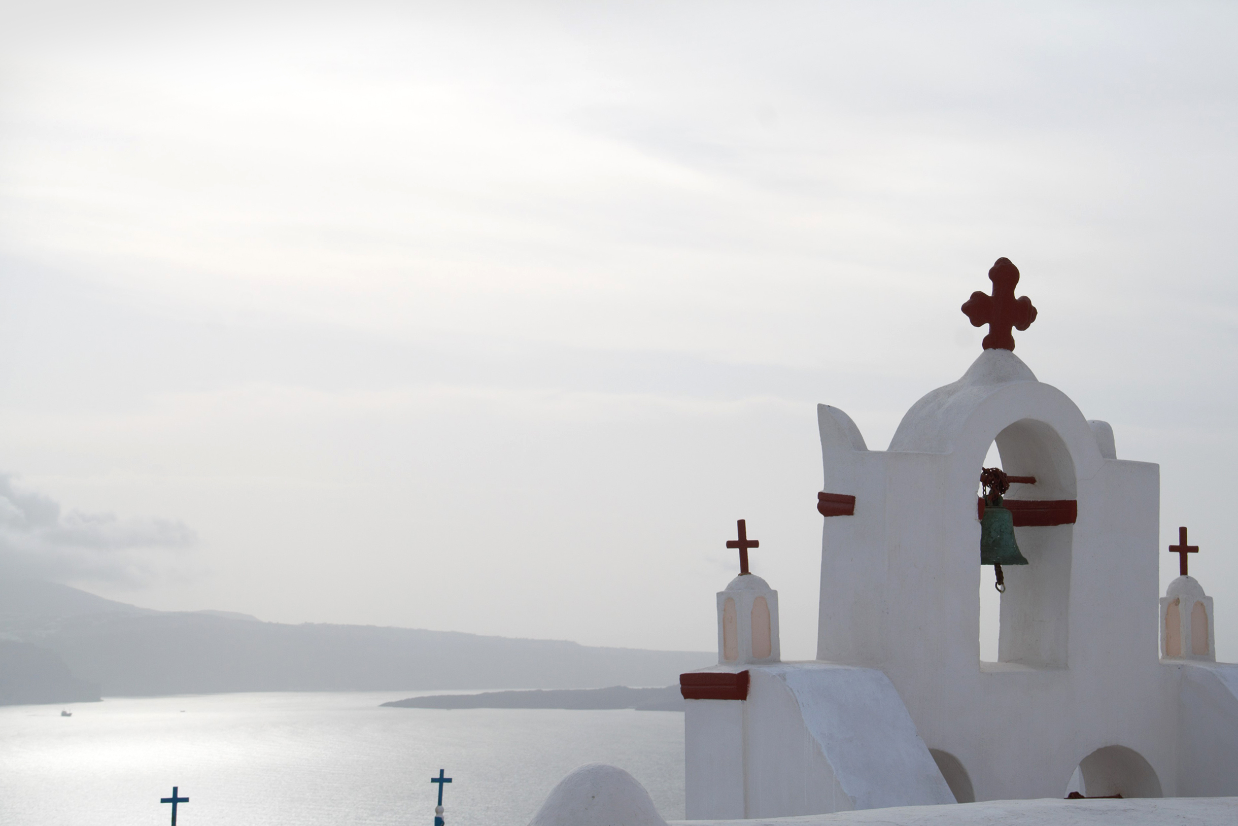 Церковь Панагия Плацани расположена на главной площади Ии. Изначально она располагалась внутри стен венецианского замка, но была разрушена землетрясением в июле 1956 года. Позднее храм перестроили на новом месте. По легенде, икону Святой Матери, хранящуюся внутри, нашли рыбаки в море