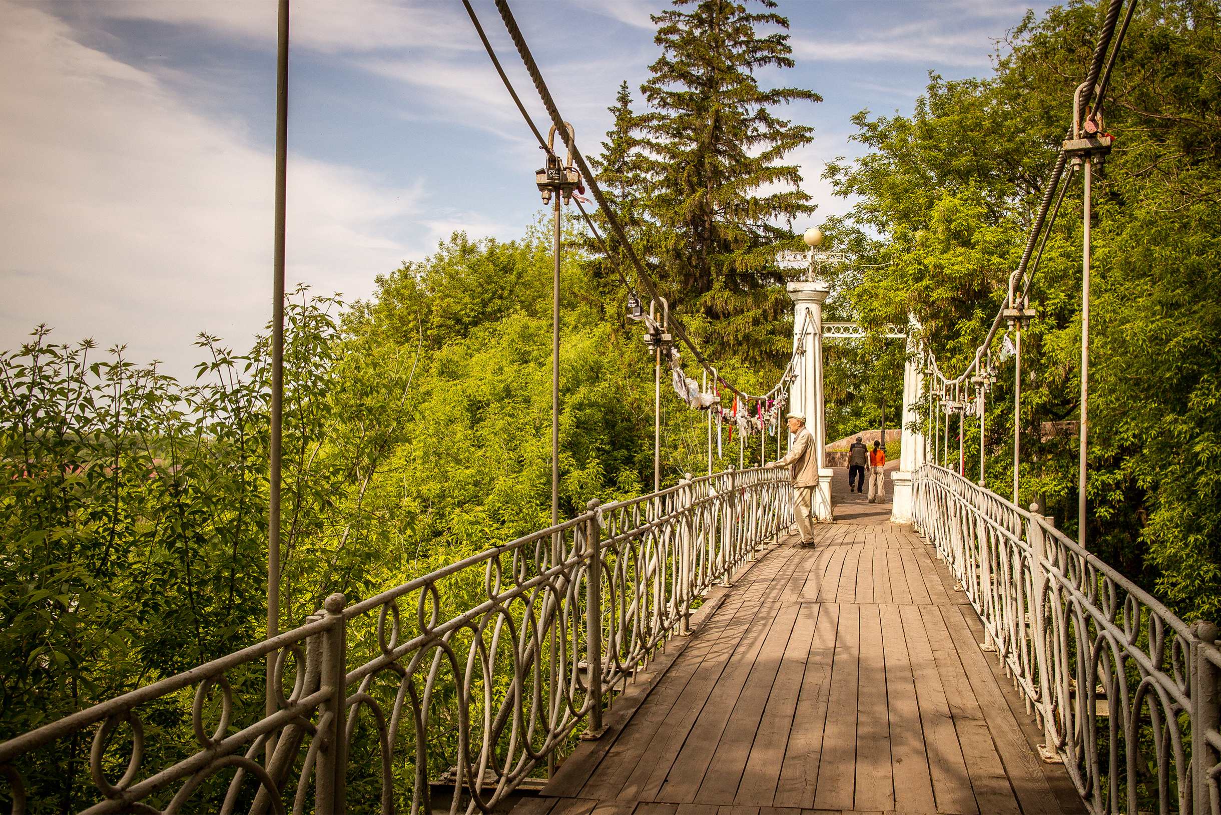 Висячий мост в саду имени Салавата Юлаева — в его честь в городе названо много локаций. Молодожены вешают на перила замки в знак любви и верности. Когда я увидел на мосту пожилого мужчину, сразу захотел запечатлеть его. Воображение тут же нарисовало, что он не столько любуется видами, сколько стоит рядом с замком, который они когда-то оставили здесь вместе с возлюбленной