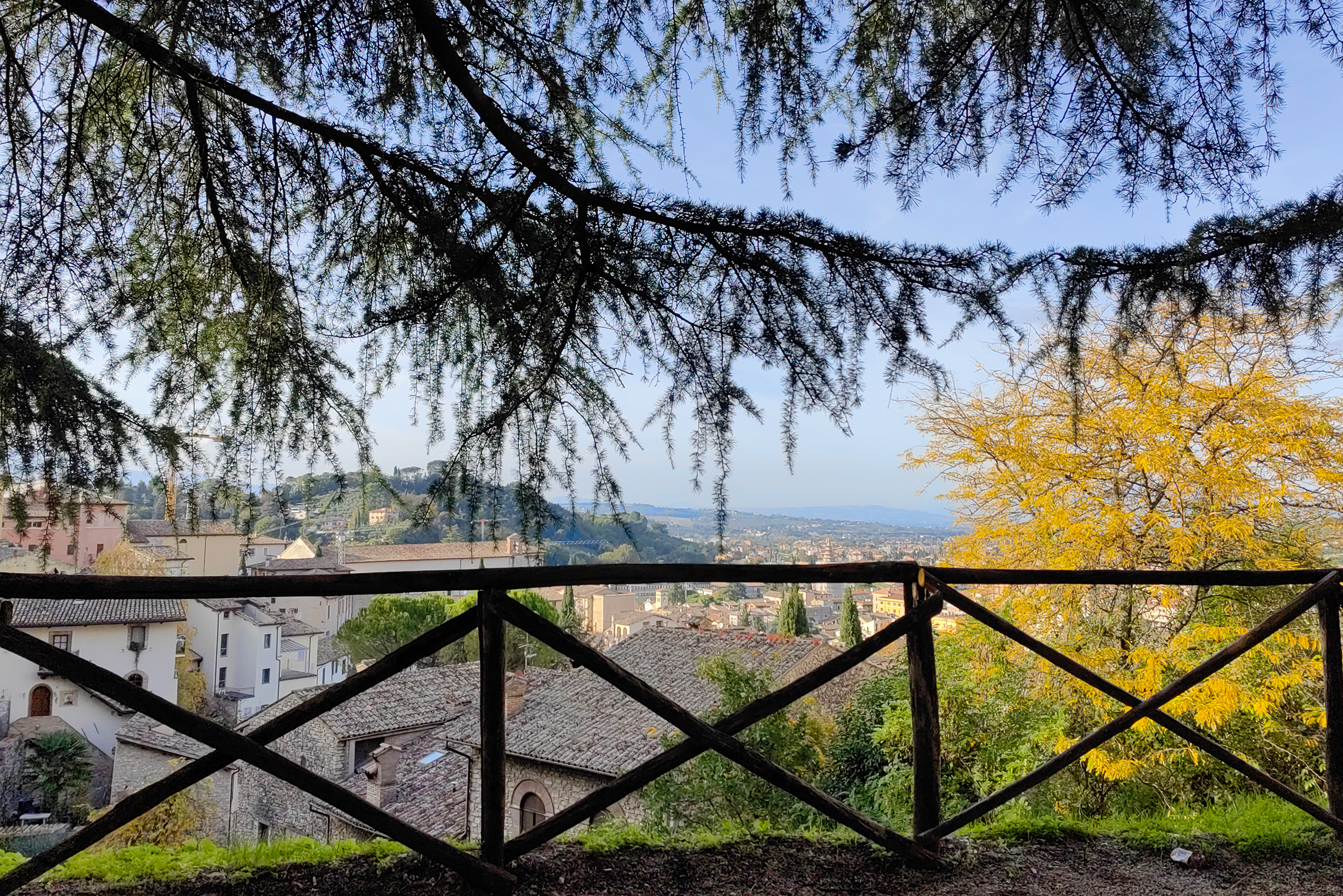 Смотровую площадку в Сполето отделял от обрыва симпатичный деревянный заборчик