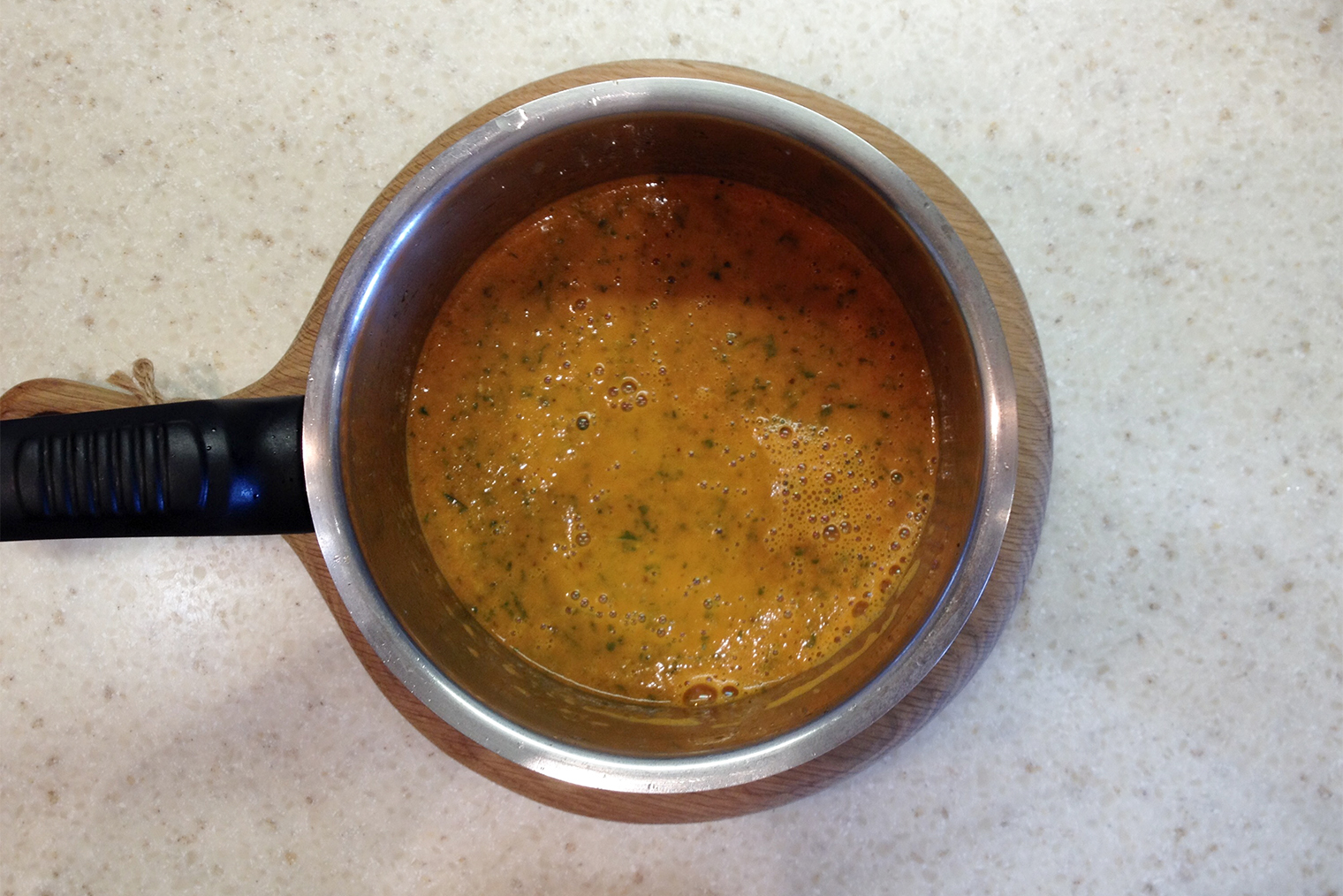 Я приготовила первый вариант соуса с термической обработкой. Оранжевый цвет — из⁠-⁠за свежих томатов