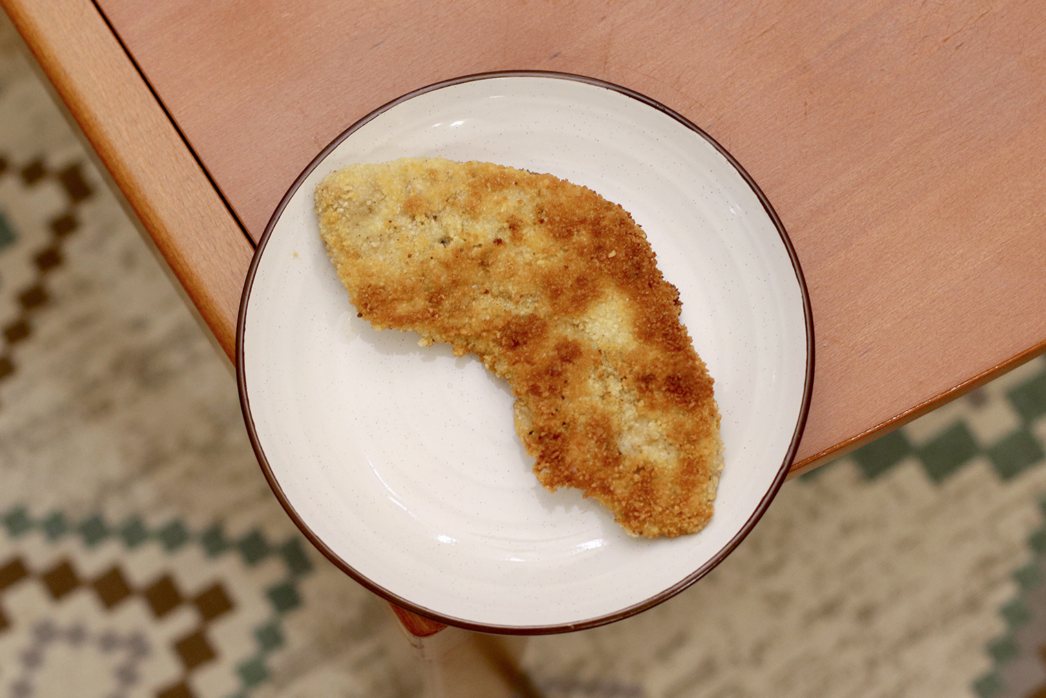 Шаг 6. Готовые шницели выложите на бумажное полотенце — оно впитает лишнее масло. Подавайте горячими