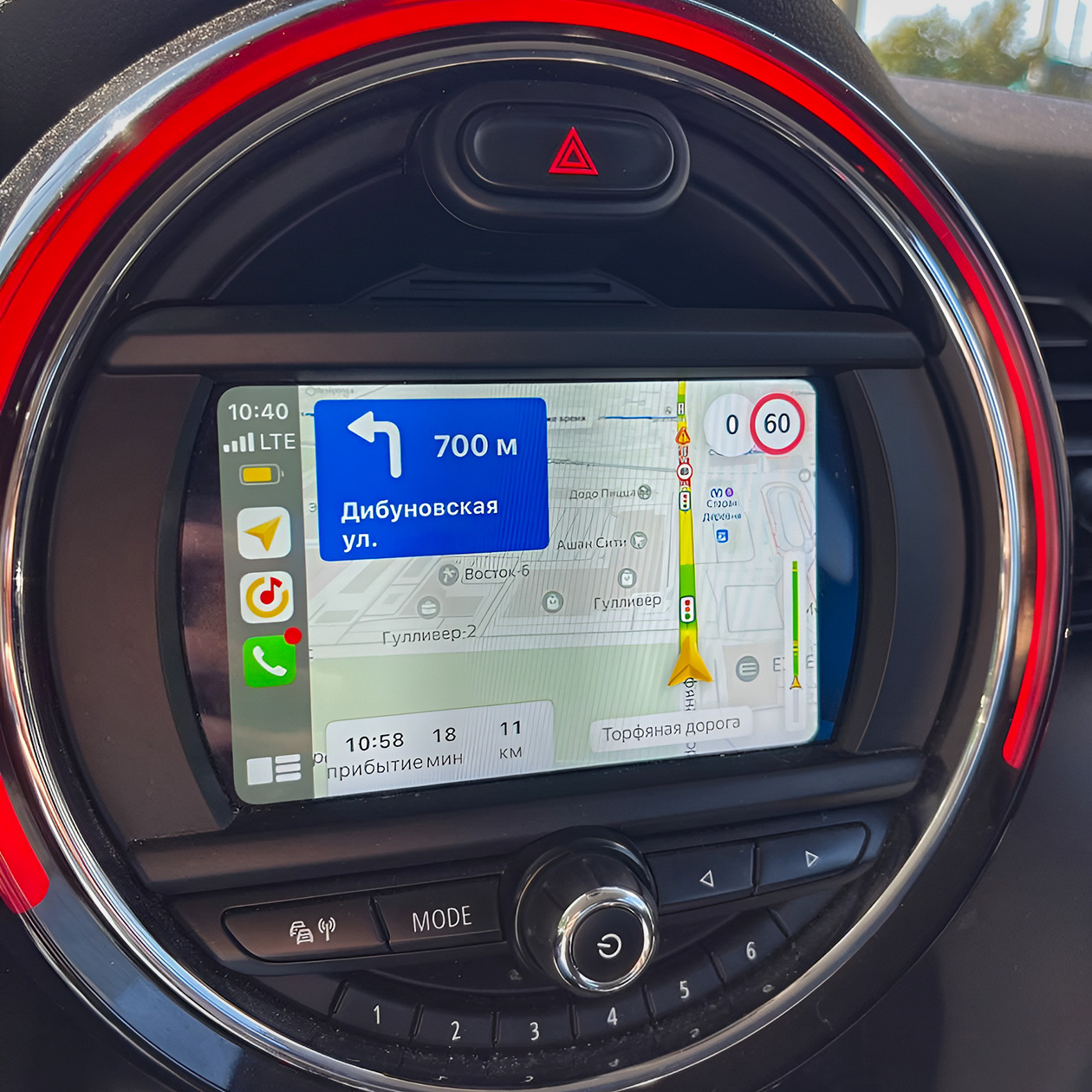 Разрешенная скорость в «Яндекс Навигаторе» отображается как настоящий дорожный знак в правом верхнем углу. Справа в белом круге указана реальная скорость движения. Спидометр автомобиля обычно менее точен