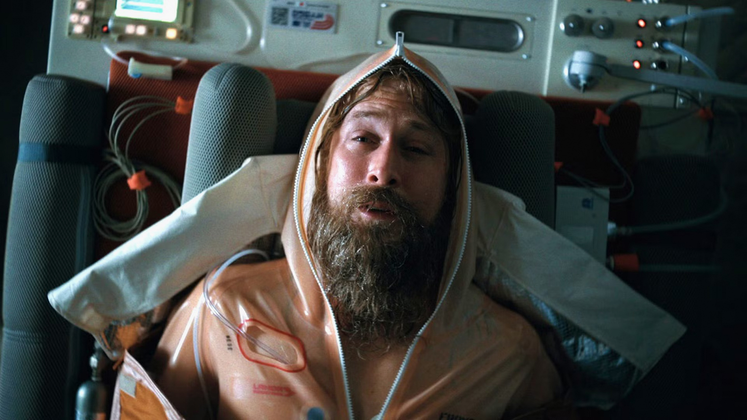 На первых страницах книги Грейс не может получить доступ к управлению кораблем, потому что не способен даже заговорить после искусственной комы. А уж тем более вспомнить свое имя