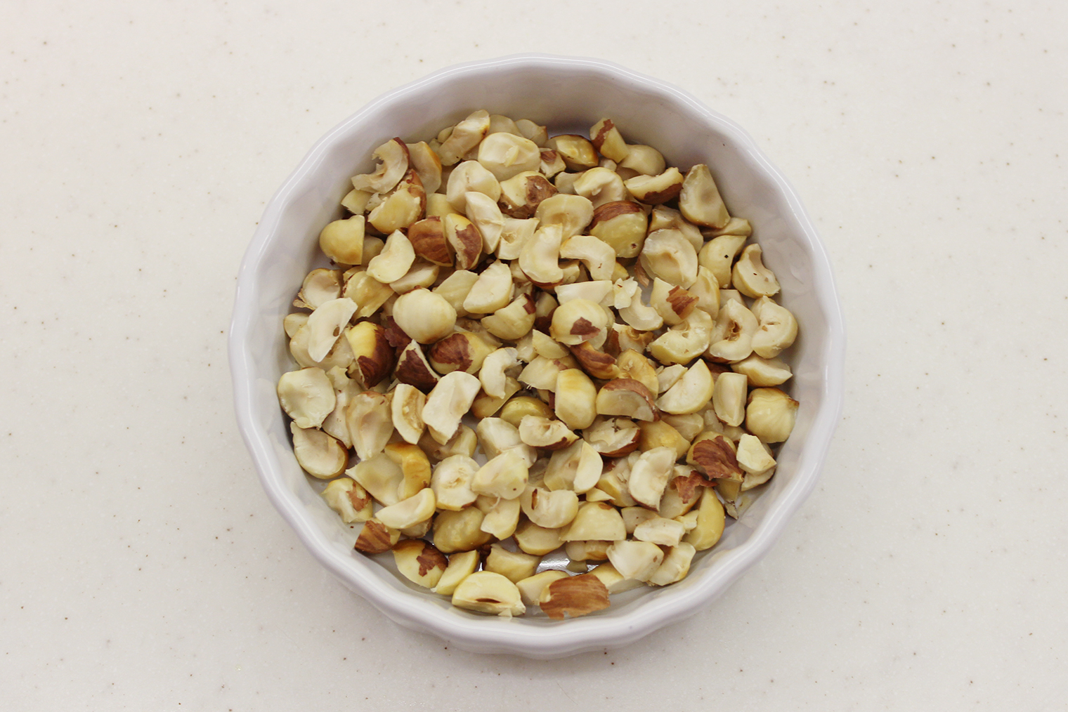 Шкурку с орехов лучше счистить: так будет приятнее есть десерт