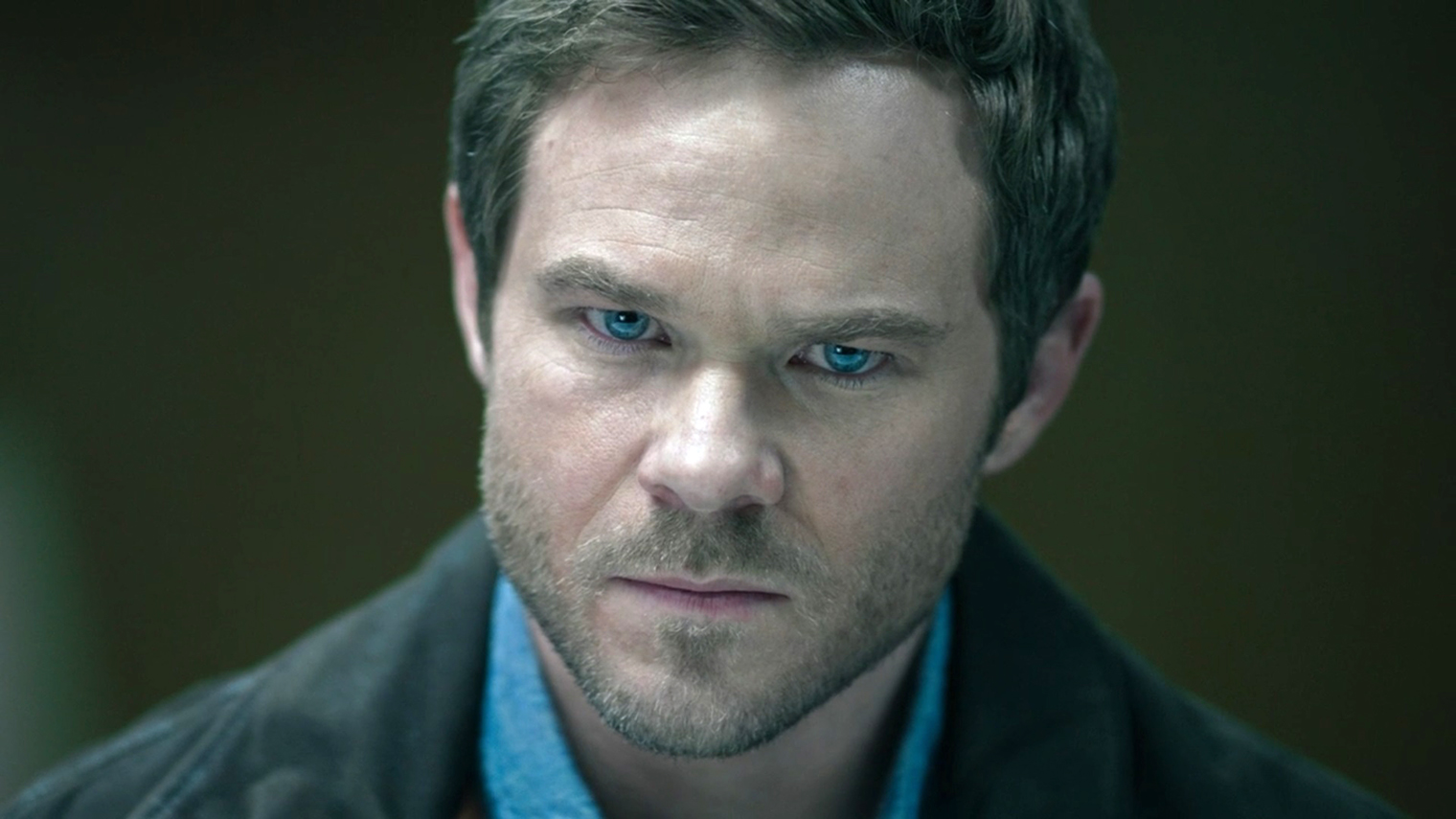 Шон Эшмор, сыгравший в Quantum Break главного героя Джека Джойса, появился в Alan Wake 2. Но уже в роли другого персонажа — шерифа Тима Брейкера. © Xbox Game Studios