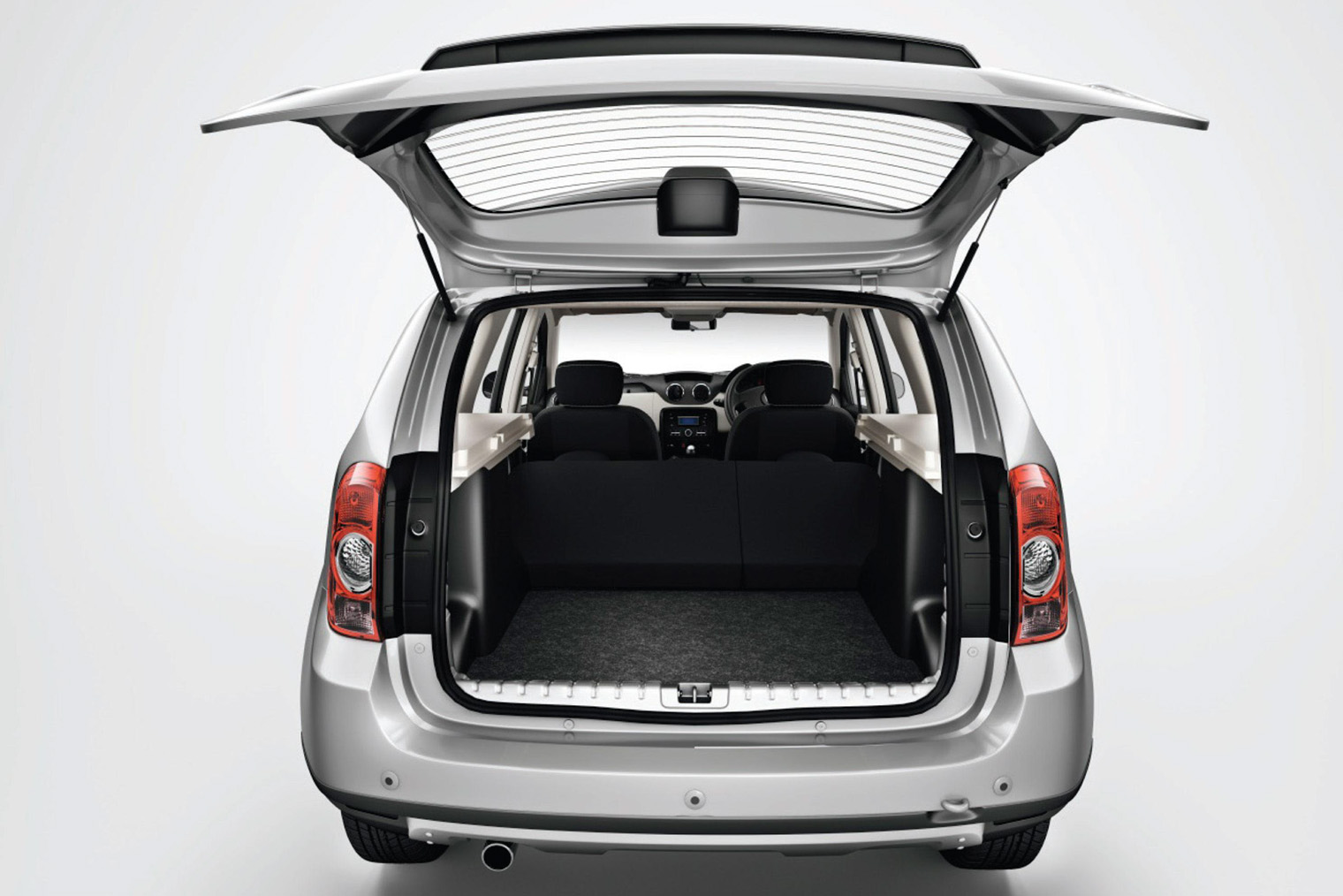 У кроссовера большой и высокий багажник с ровным полом, а заднее сиденье можно сложить частично. Источник: Renault