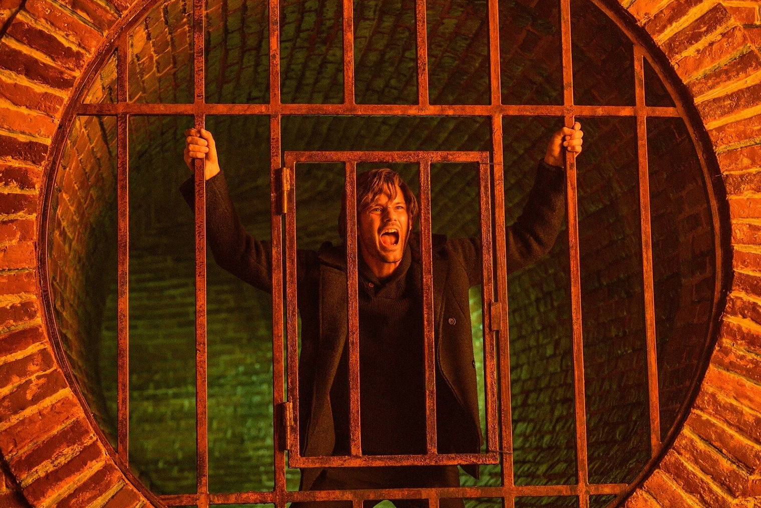 В фильме нет многих знаковых локаций из оригинала вроде Исторического музея и тюрьмы «Толука». Во флешбэках показывают стандартные дома и подземелья, совсем не пугающие зрителя