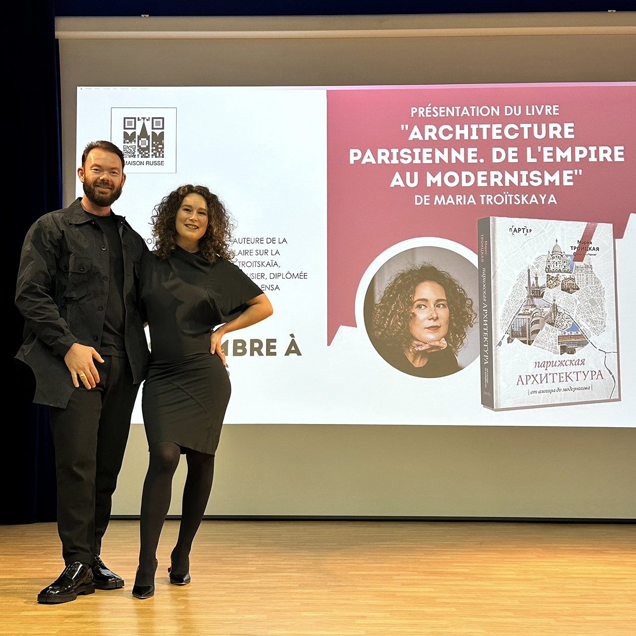 Всю беременность, почти до выезда в роддом, я продолжала развивать проекты и вести блог. Например, на пятом месяце презентовала свою книгу в Париже и встретилась с подписчиками