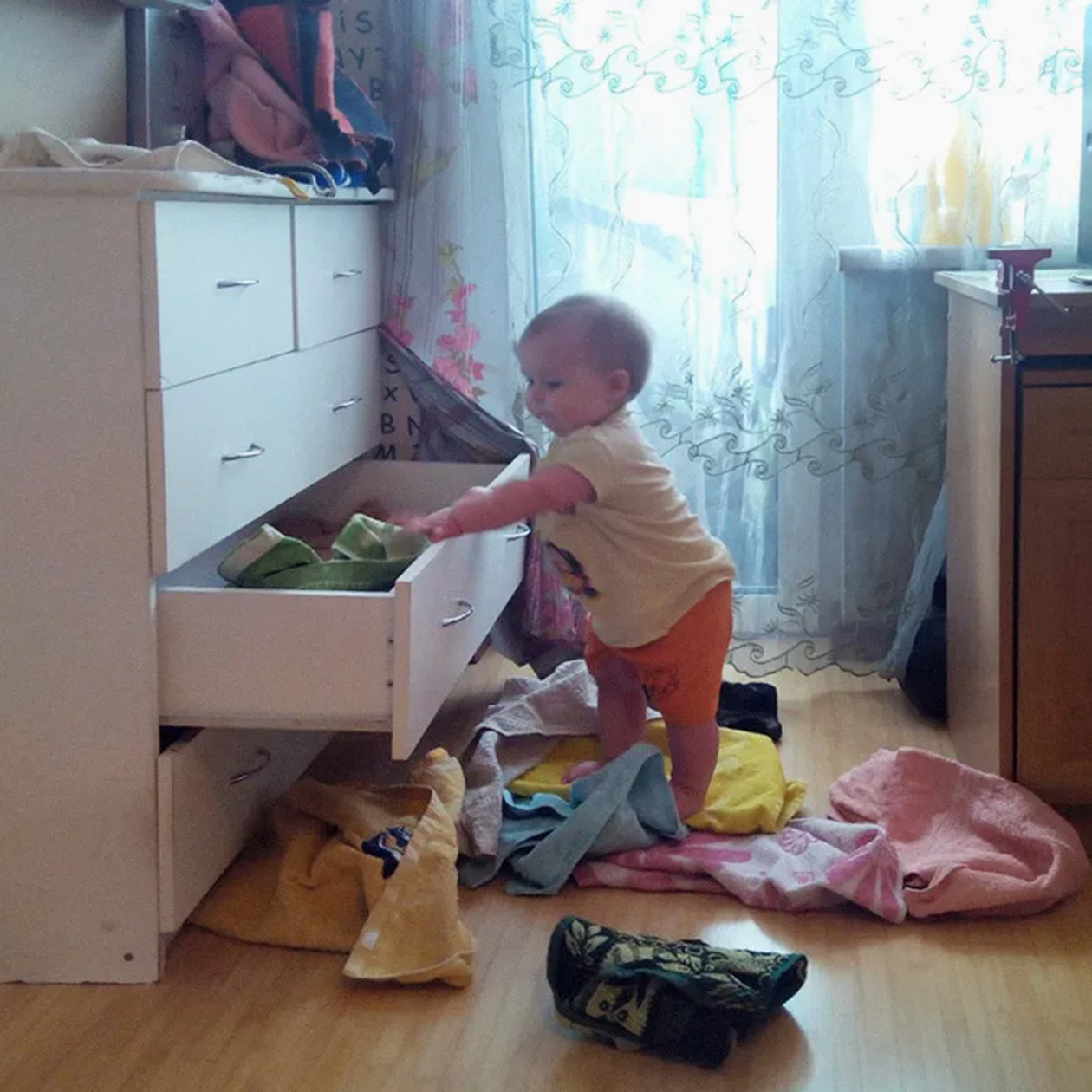 На крышку унитаза можно поставить такой же блокиратор, как и на ящик, а можно купить специальный замок для унитаза