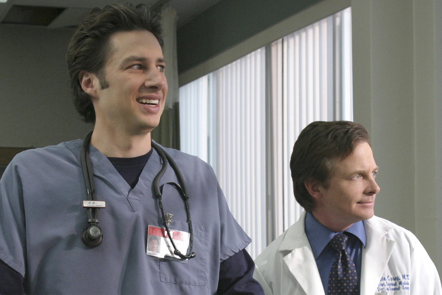 Сериал также любят за десятки гостевых ролей. В разное время в «Клинике» появлялись Майкл Дж. Фокс, Райан Рейнольдс, Дэвид Копперфилд, Джей Лено и многие другие. © NBC