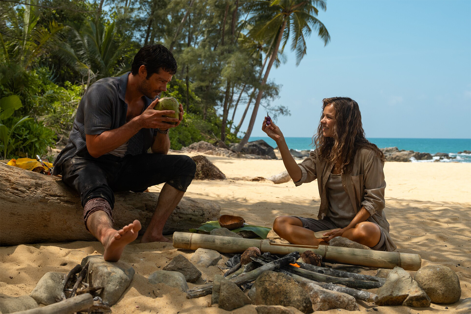 Кокос — хороший источник пресной жидкости на острове, но главное не переусердствовать. Кокосовая вода обладает слабительным действием и может вызвать диарею