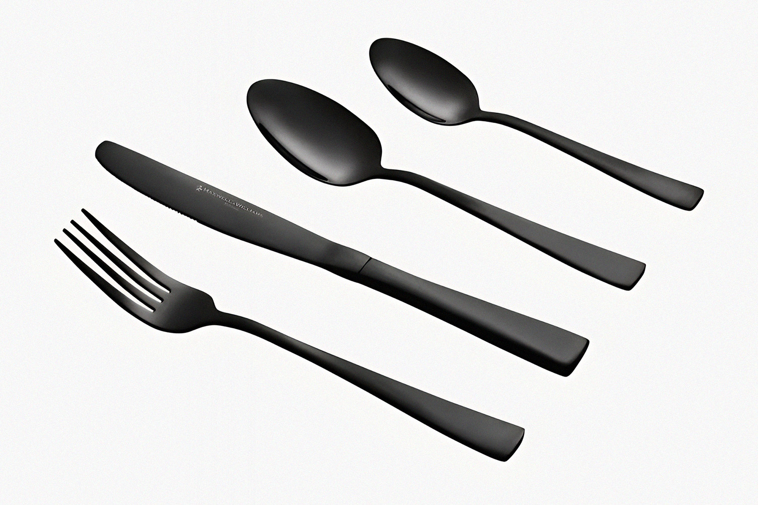 Эти приборы стоит приберечь для другого случая: металл слишком темный для классической сервировки