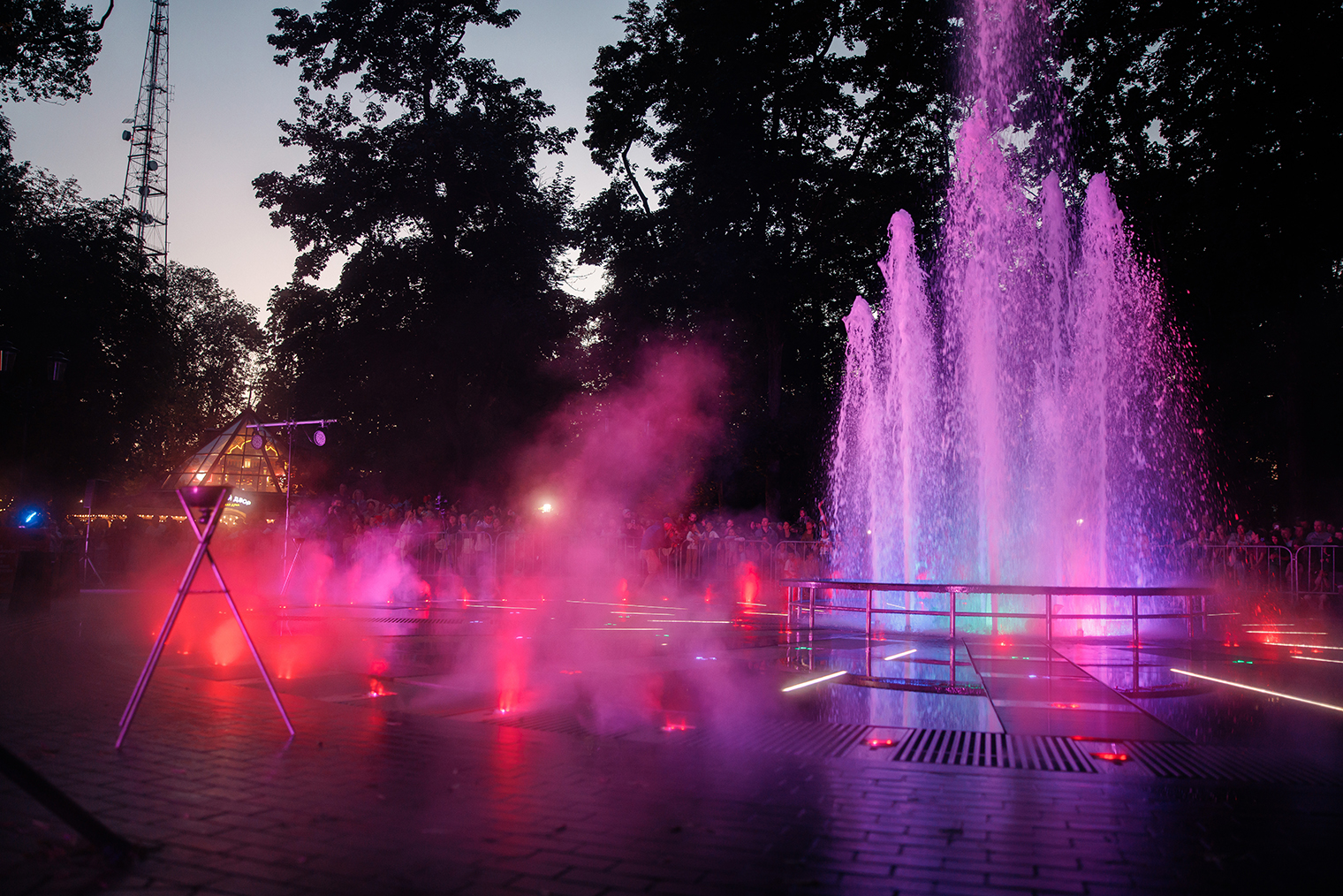 Мультимедийные шоу привлекают к фонтану толпы, а на площадке вокруг него часто проводят городские фестивали