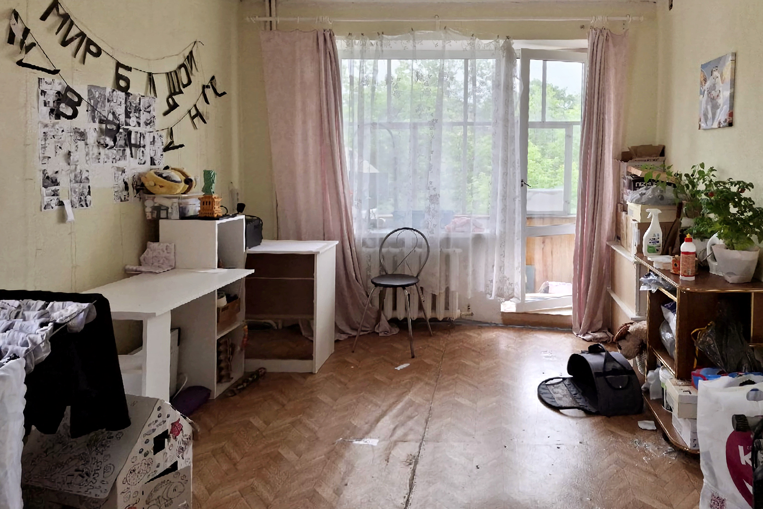 У меня осталось мало фотографий бывшей квартиры, эта — времен, когда я уже готовилась съезжать и собирала вещи