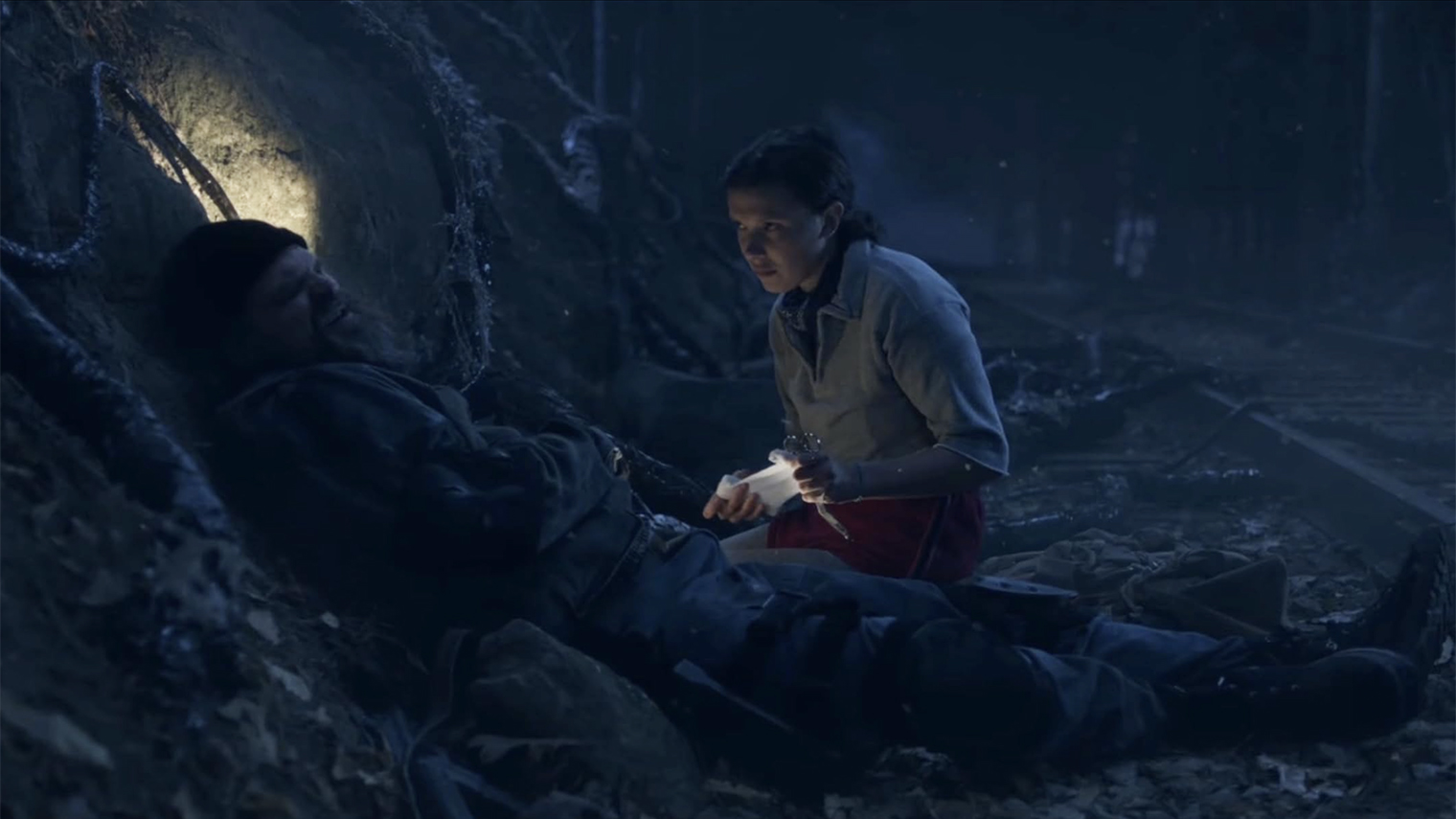 Между героями происходит откровенный разговор: Хоппер признается, что боится потерять Оди, как когда-то потерял свою дочь Сару