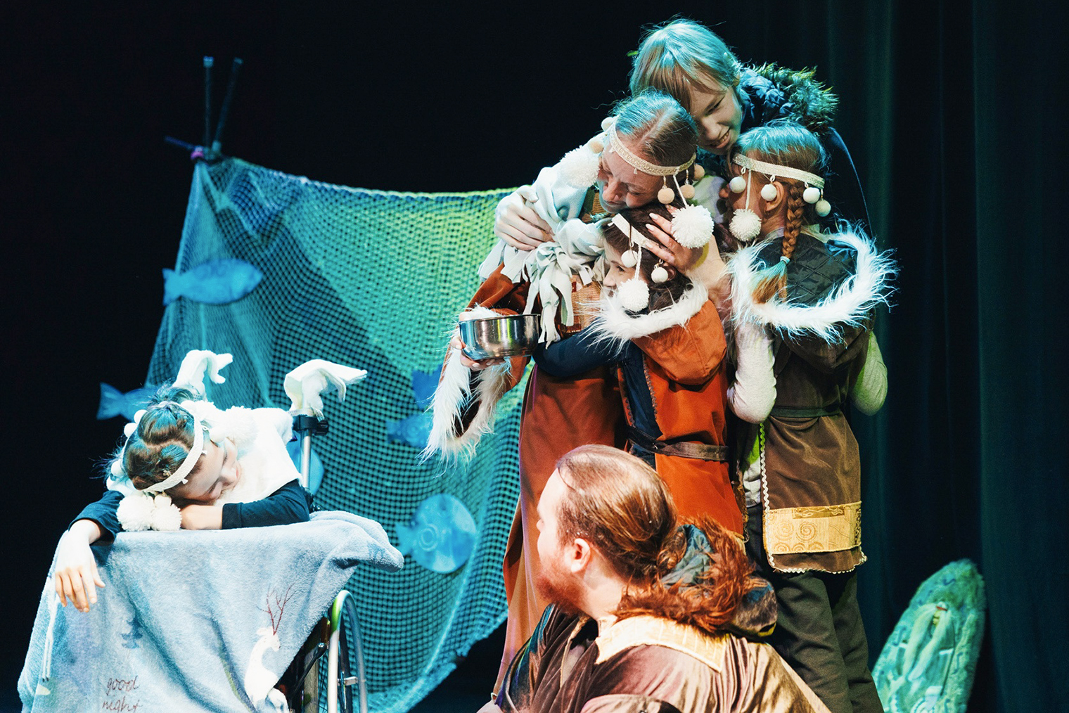 События спектакля «Кукушка» происходят в узком кругу — у очага, за работой, играми, песнями — и напоминают зрителям о важности семьи. Постановка знакомит с культурой, бытом и языком ненцев. Источник: vk.com