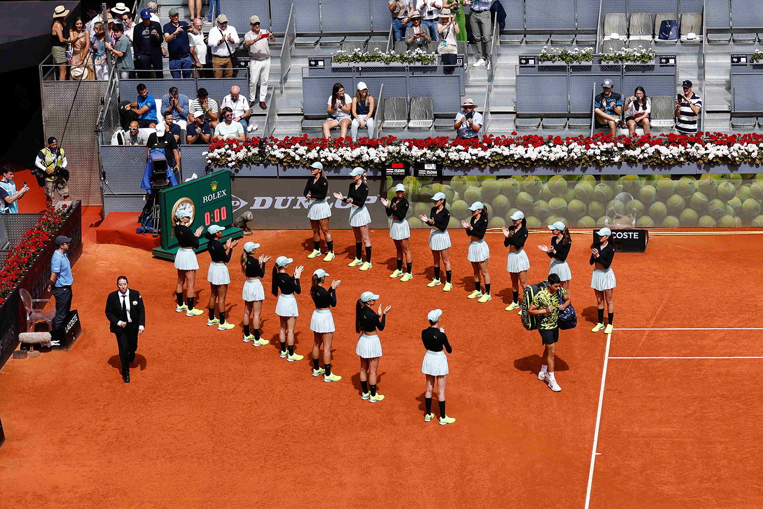 Одежда девушек, которые подавали игрокам мячи на Madrid Open 2023. После скандала юбки заменили на штаны. © Oscar J. Barroso / Zuma / ТАСС