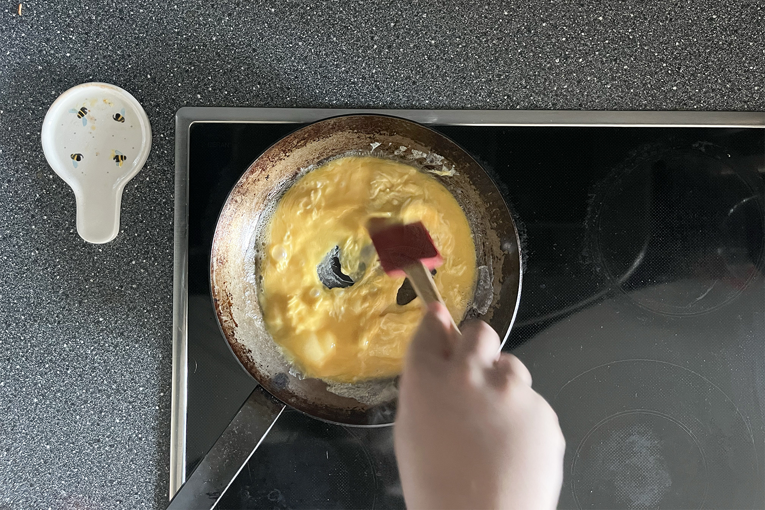 Практически сразу в сковороде начнут формироваться складки приготовленного яйца