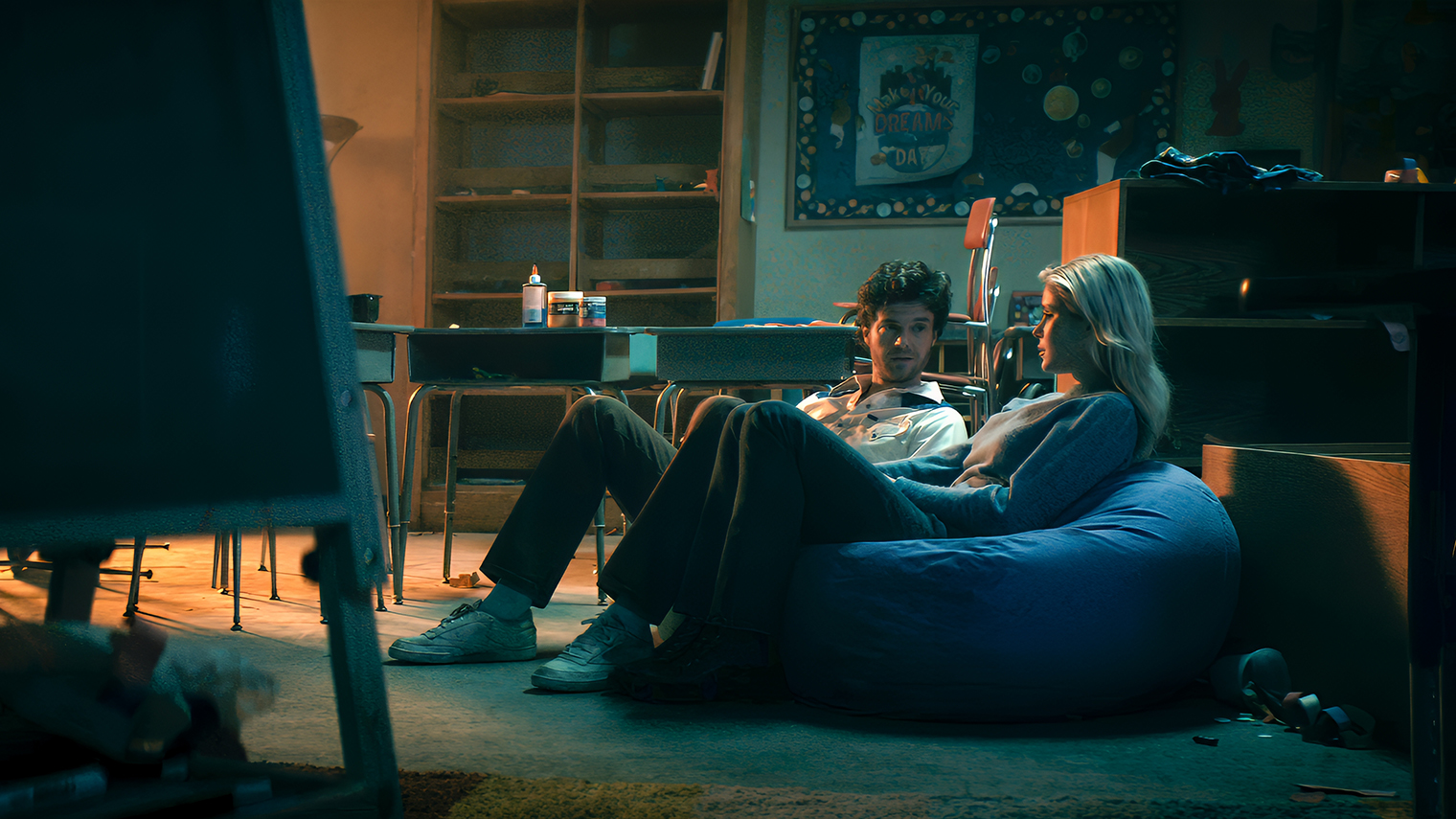 Любовные линии — все еще самая утомительная часть сериала. Герои страдают парами: Хью и Старлайт, а также Французик и Кимико. Ведь у каждого есть партнер-Супер, который может умереть от вируса