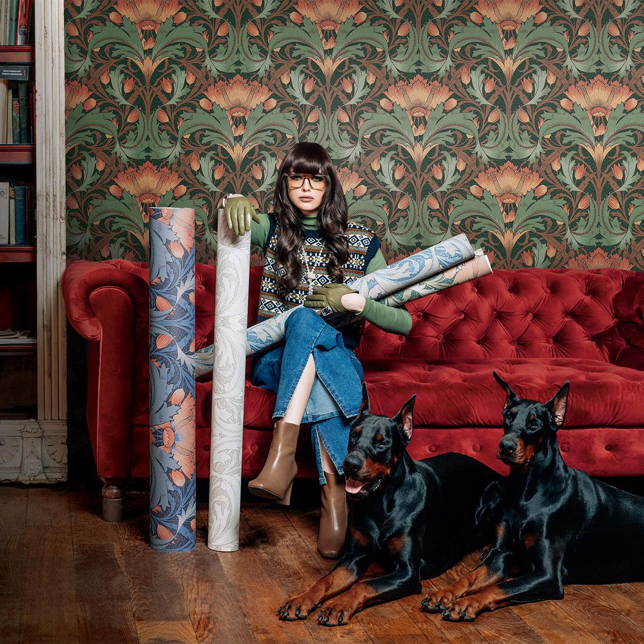 Сложные и глубокие узоры трудно отнести к флоральным или геометрическим. Чтобы собрать интерьер с ними, важно попасть не только в цвета, но и в формы. Например, диван в каретной стяжке хорошо сочетается с полукруглыми линиями принтов. © loymina.ru