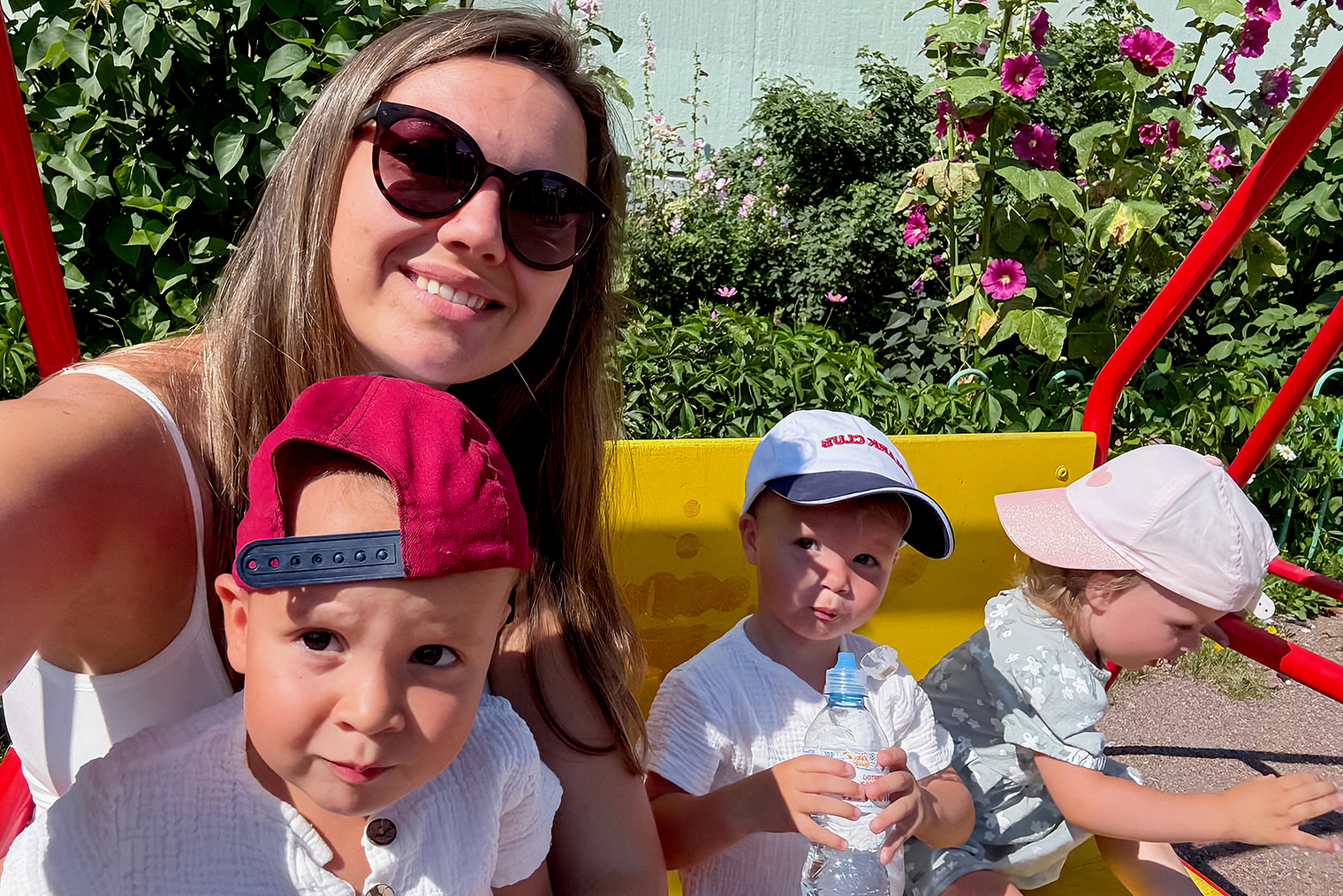 Сейчас я занимаюсь детьми и веду телеграм-канал о жизни с тройней, где рассказываю о том, как устроен наш быт. Этот снимок сделала у нас во дворе, куда мы выходим гулять перед сном