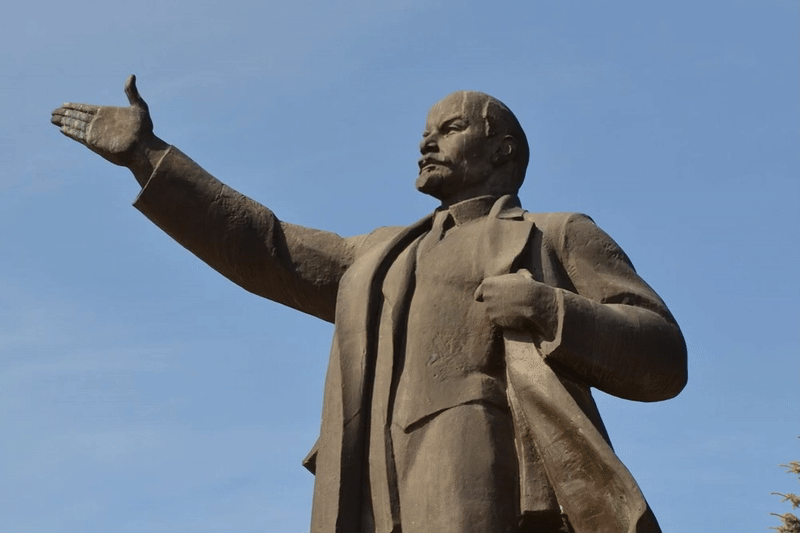 Дедушка поплыл под знойным солнцем