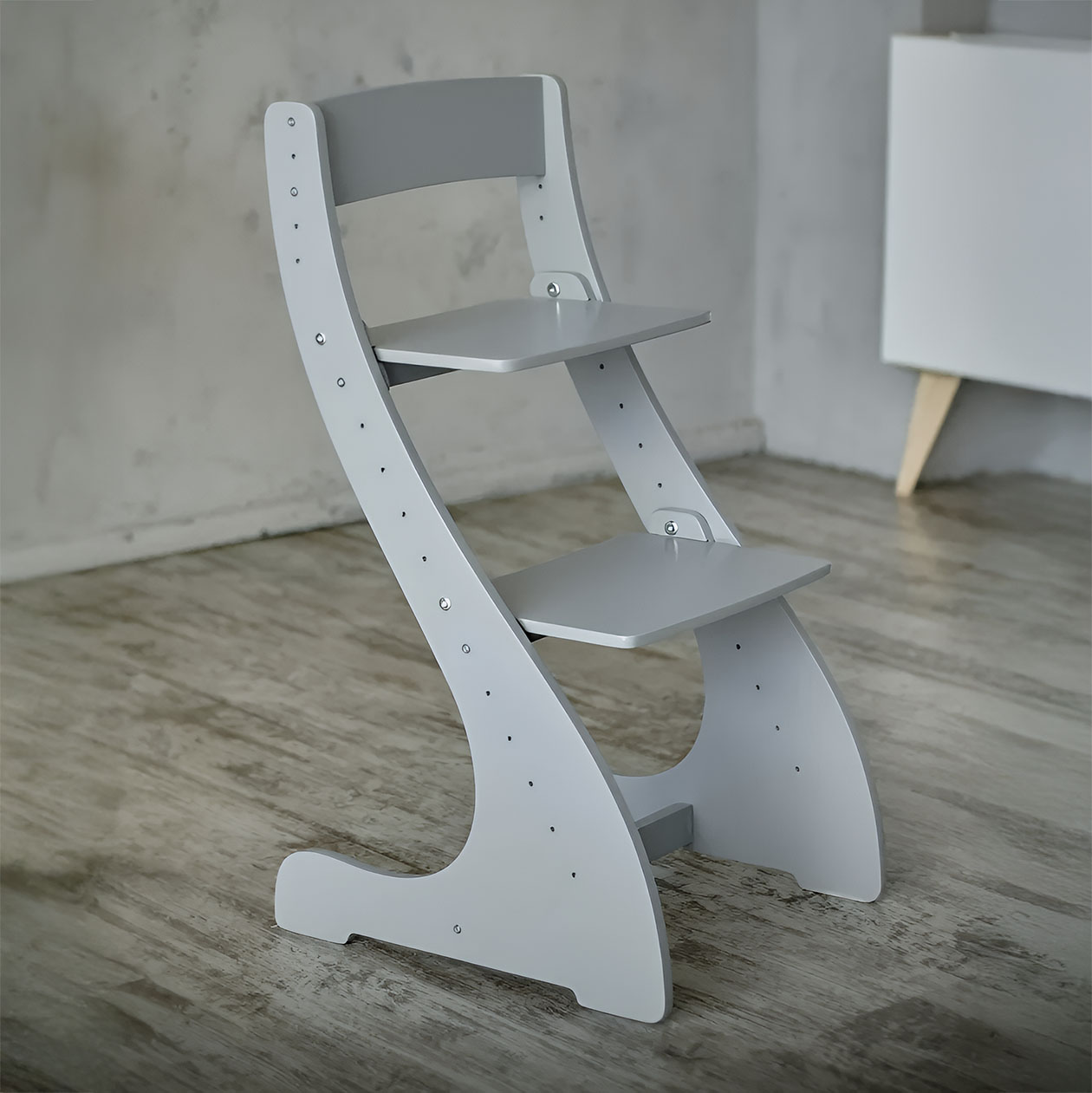 Растущий стул пригодится ребенку примерно с года до 12 лет и стоит от 2 710 ₽. По мере роста ребенка можно регулировать высоту сиденья и подножки. Источник: market.yandex.ru