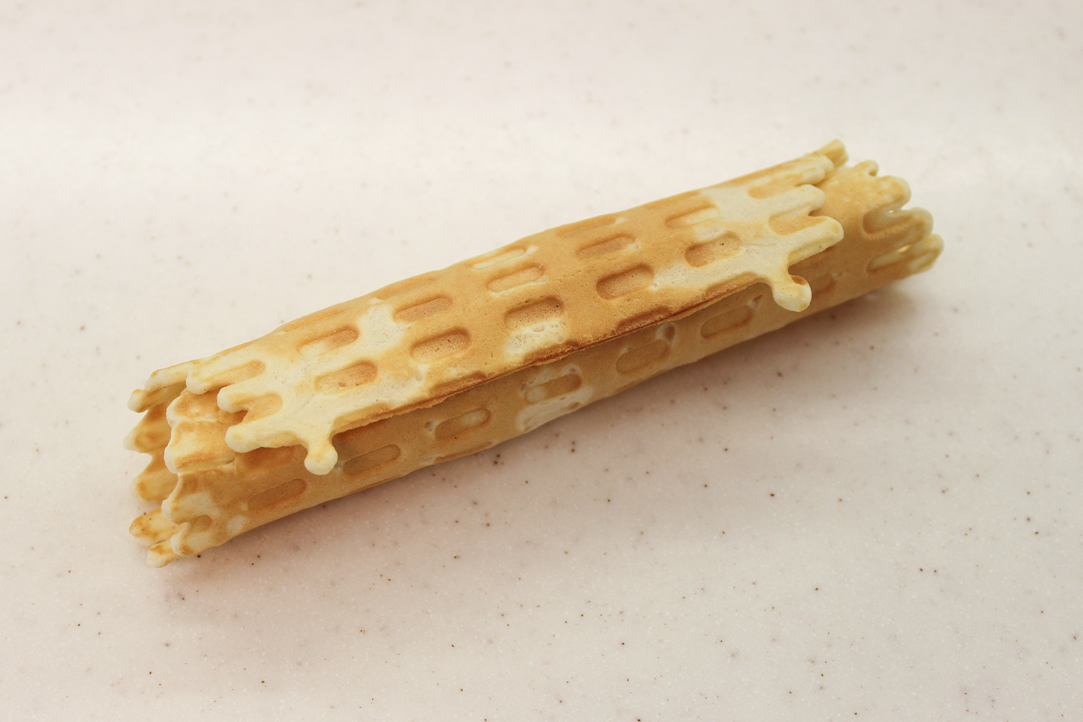 Шаг 6. Пока вафля еще теплая, сверните ее трубочкой, помогая себе вилкой, кулинарным пинцетом или палочкой для суши. Холодную вафлю скрутить не получится