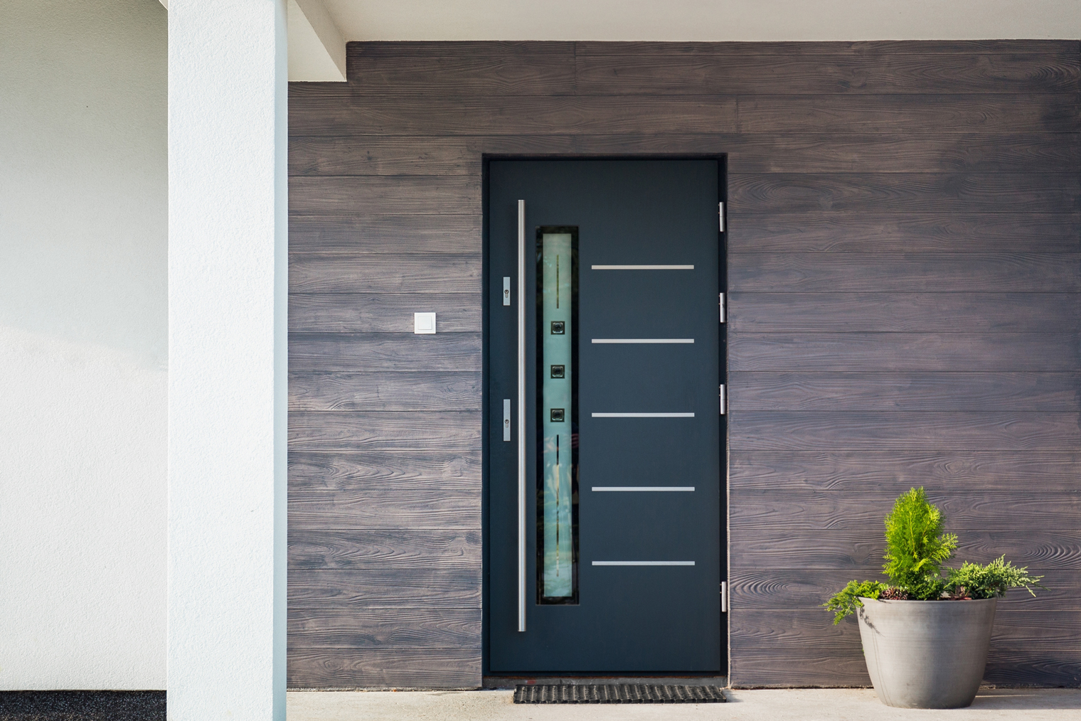 При выборе двери часто ориентируются на эстетику и стиль, особенно если речь про южные регионы. Фотография: Leszek Szelest / Shutterstock / FOTODOM