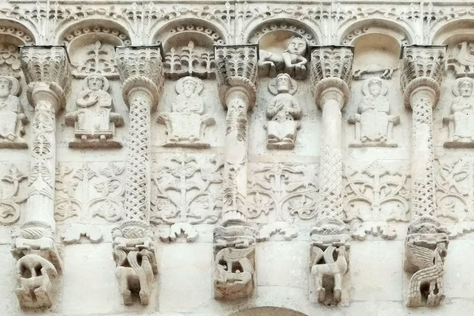 Резные фигуры на фасадах собора