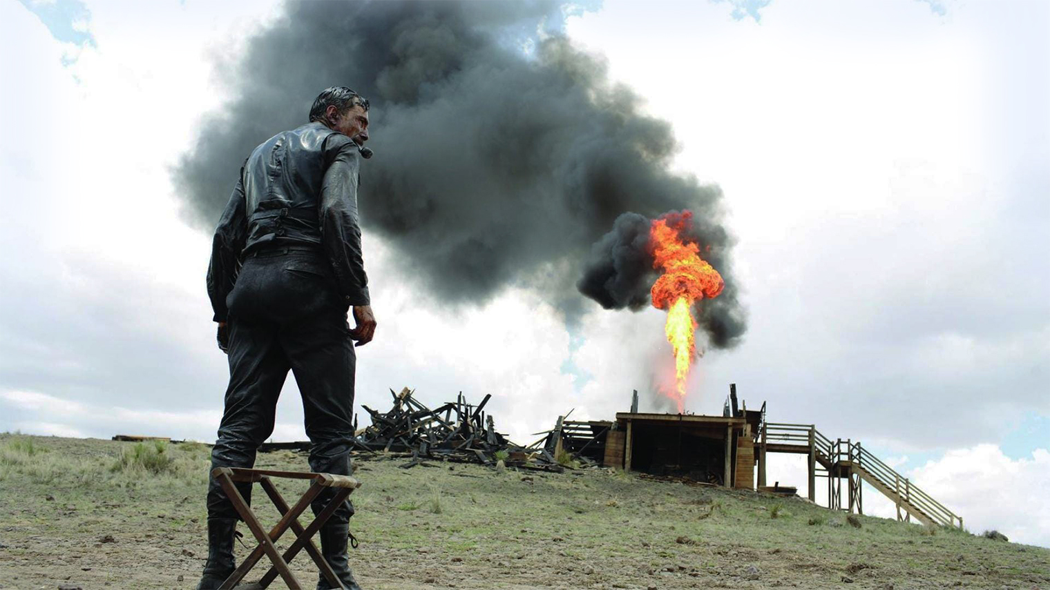 «Нефть» снимали в то же время и примерно там же в Техасе, что и «Старикам тут не место». Пока Пол Томас Андерсон развлекался с пиротехникой, братьям Коэн приходилось останавливать работу — дым мешал. Зато он не помешал именно Коэнам взять главный «Оскар» в тот год. © Miramax Films