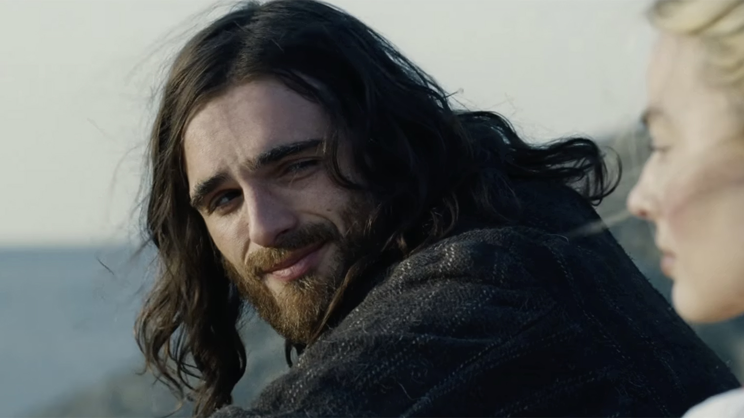 В романе Хитклиф описан как «темнокожий» и «человек с неопределенным происхождением». Эта инаковость — важная часть его положения в семье Эрншо и обществе в целом. Многие считают, что выбор белого и конвенционально красивого актера сглаживает социальный и расовый конфликт