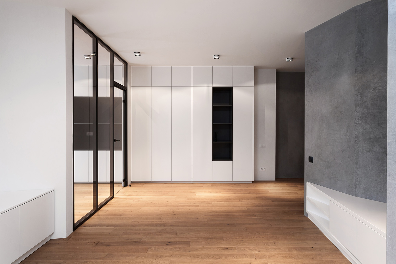 Стационарные металло-стеклянные перегородки. Конструкция подчеркнута и выделена цветом профиля. Фотография: brizmaker / Shutterstock / FOTODOM