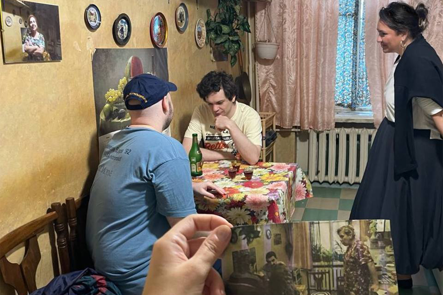 Отчитываю Колю и Арменку за то, что никогда не моют за собой посуду. А улыбаюсь я так, потому что уже представляю, как шлепну каждого из них кухонным полотенцем в целях профилактики