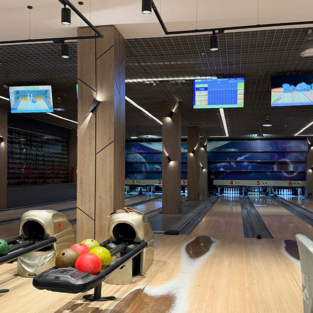 В боулинге с друзьями