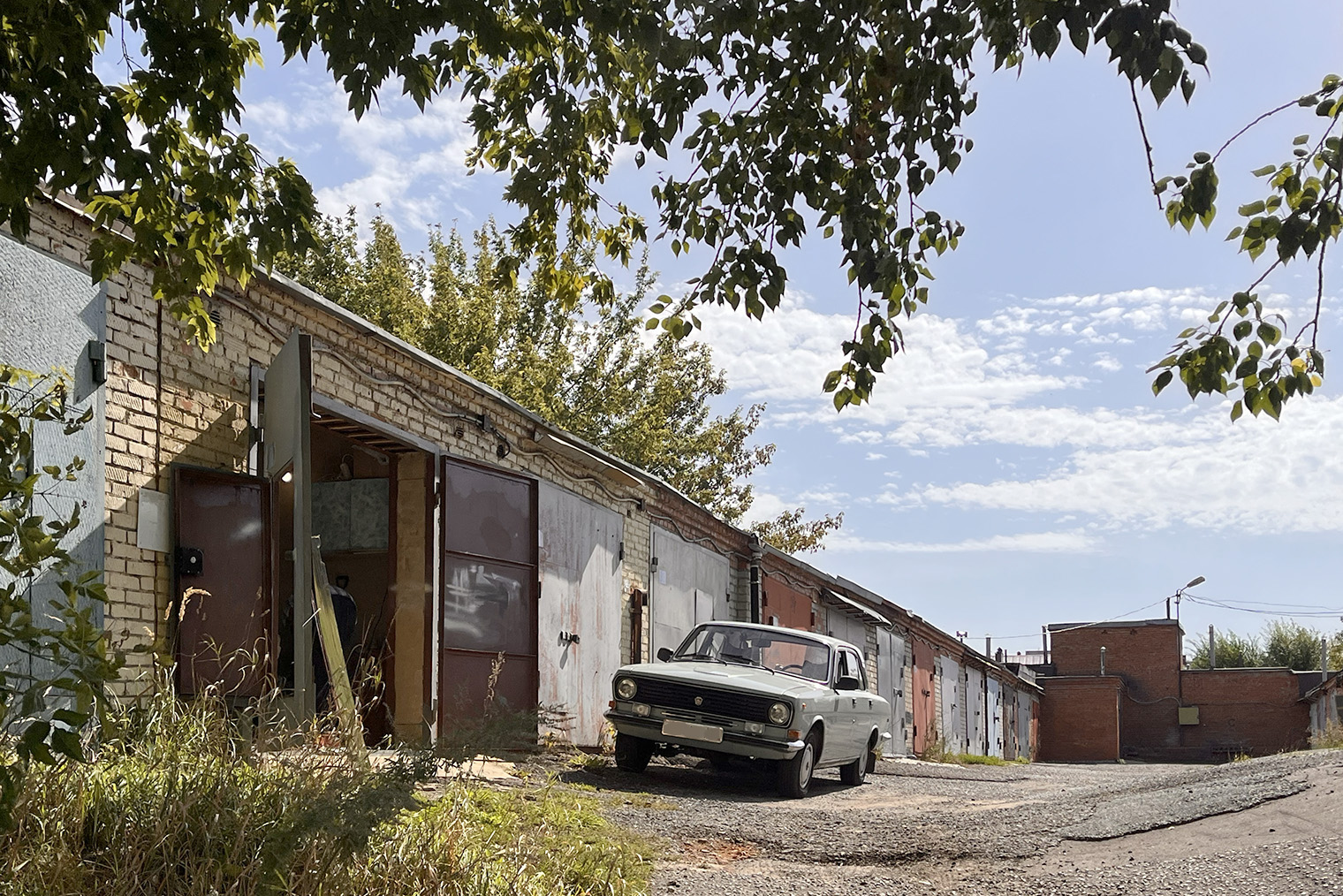 Я начала обращать внимание и делать фотографии того, мимо чего раньше бы прошла. Например, гаражного сектора и старого москвича