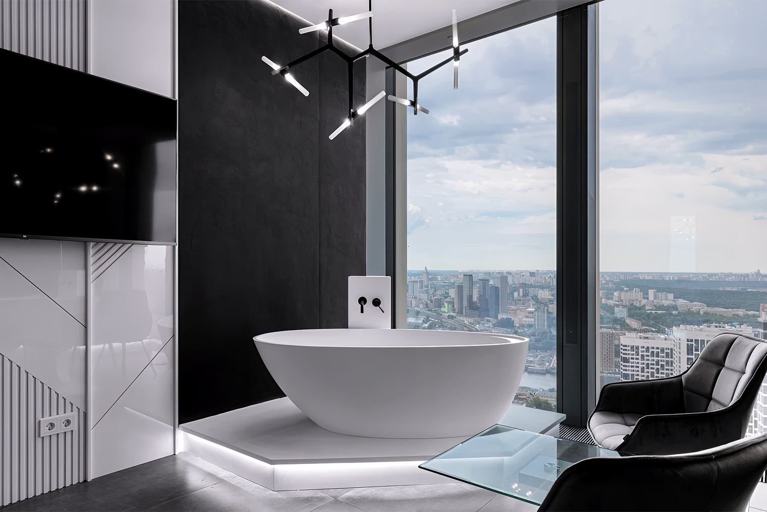 Среди квартир попадаются необычные варианты — например, с ванной у окна с видом на город. © travel.yandex.ru