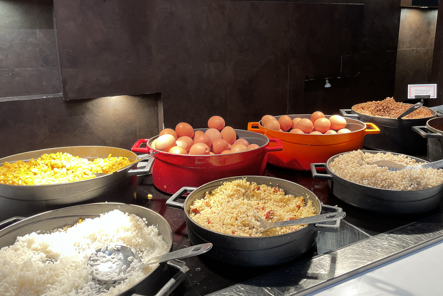 Плюс больших отелей — обильный шведский стол. © Мария Кузнецова