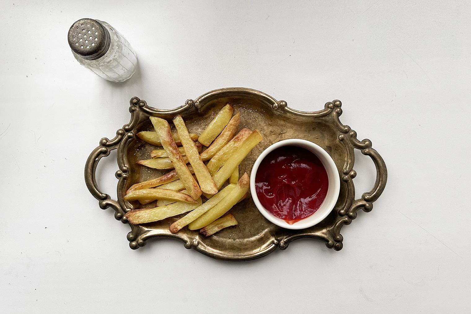 Шаг 6. Посолите и подавайте картошку фри с любимым соусом