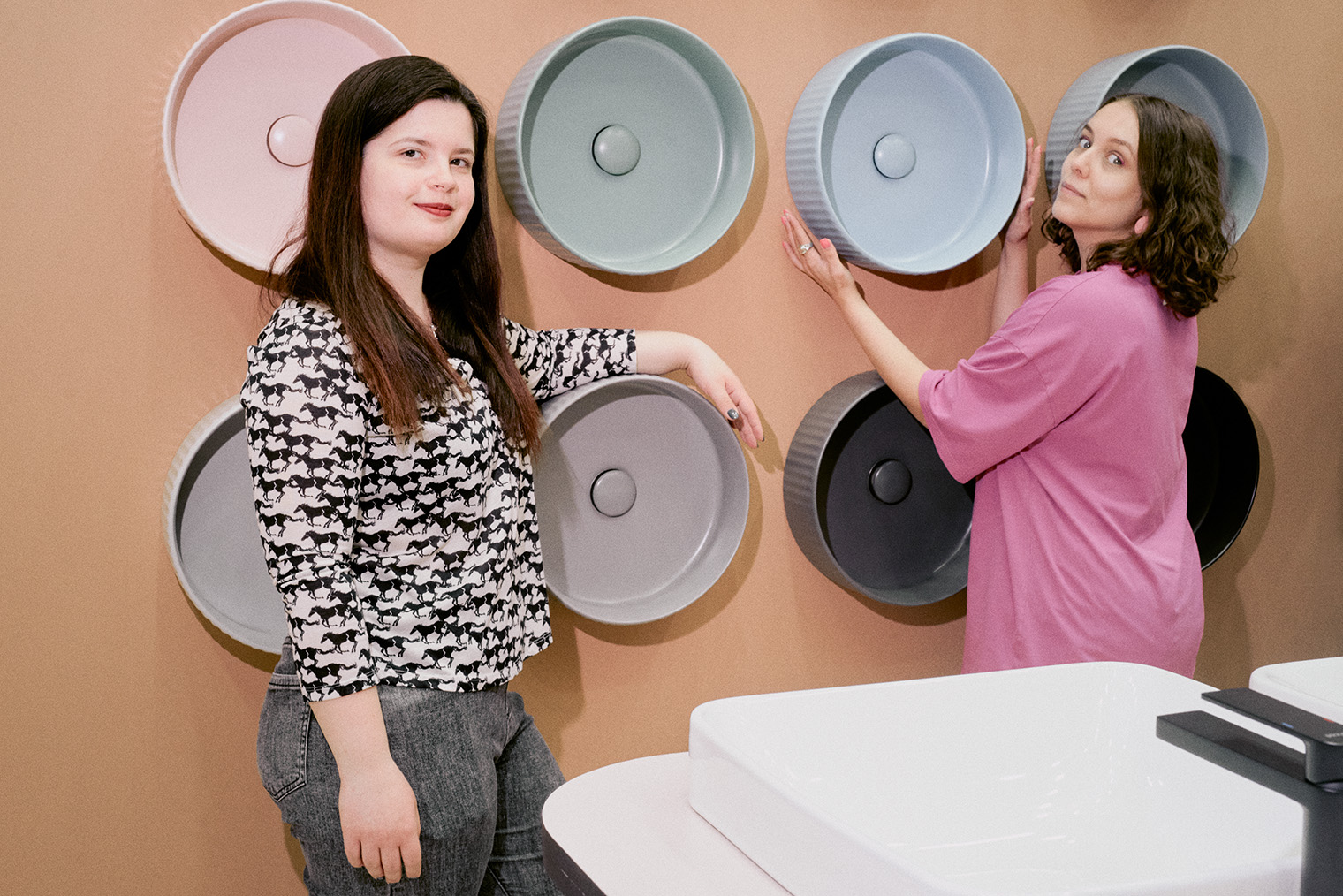 Цветные раковины — это модный тренд с выставок. Например, редакторы Т⁠—⁠Ж видели такие на Mosbuild. Но если у вас обычная квартира, лучше несколько раз подумать, прежде чем устанавливать такую сантехнику. © Никита Белоусов