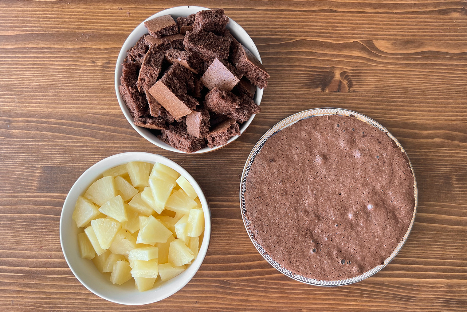 Форма и размер кусочков ананаса и бисквита не принципиальны — можно резать кубиками, брусочками, прямоугольниками