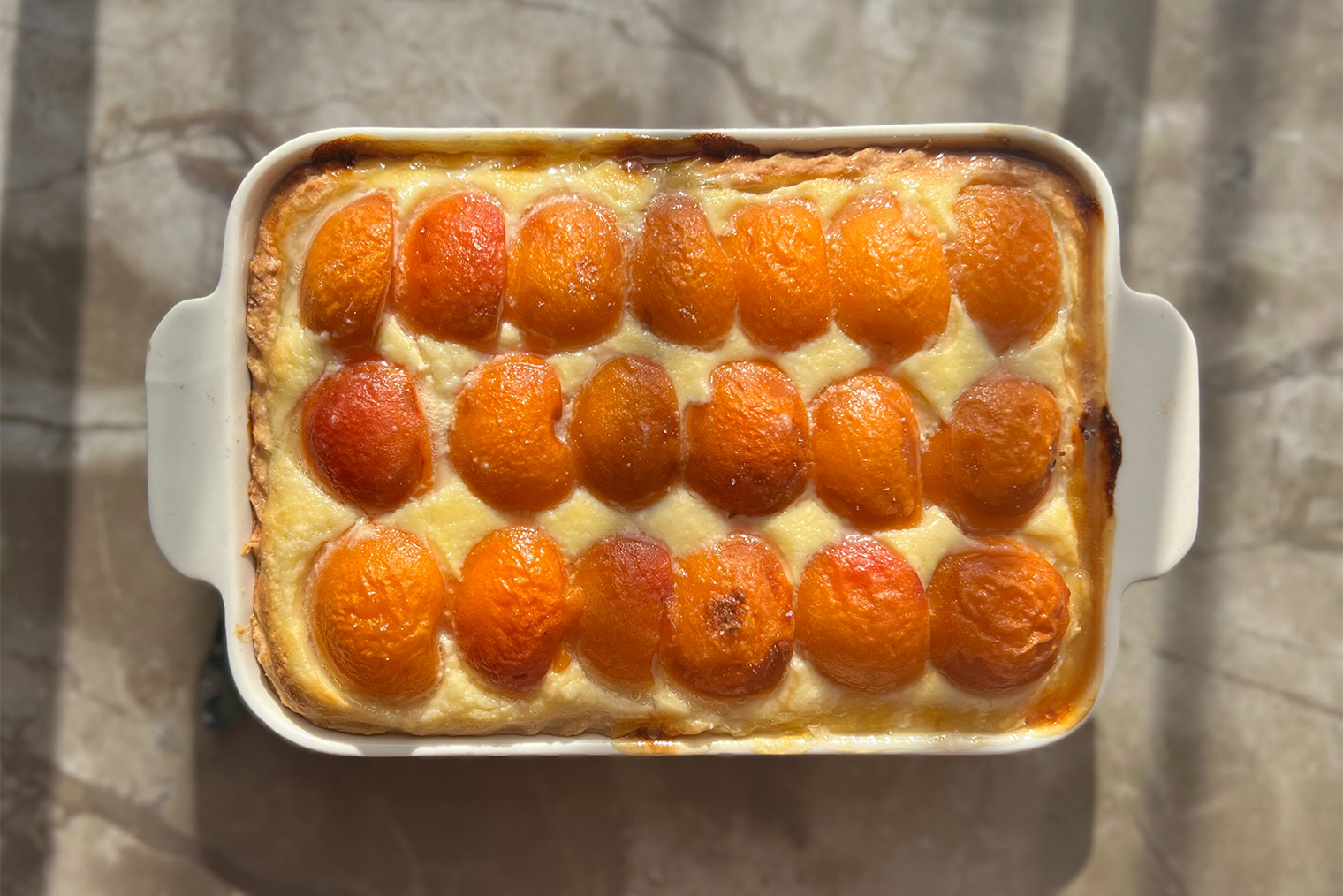 Готовый пирог с абрикосами и творогом