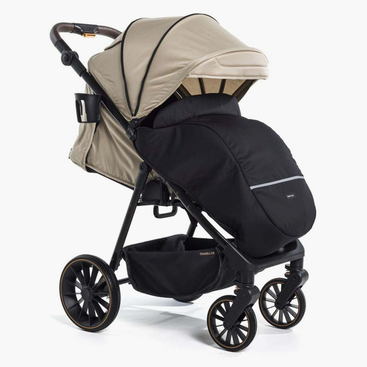 Такая коляска отлично подойдет для зимы: козырек у капюшона и высокий воротник накидки спрячут ребенка от холодного ветра и защитят от снега. Источник: bebizaro.ru